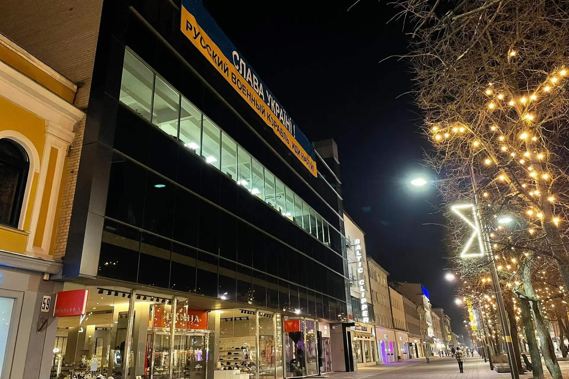 Laisvės alėjoje pakabintas plakatas