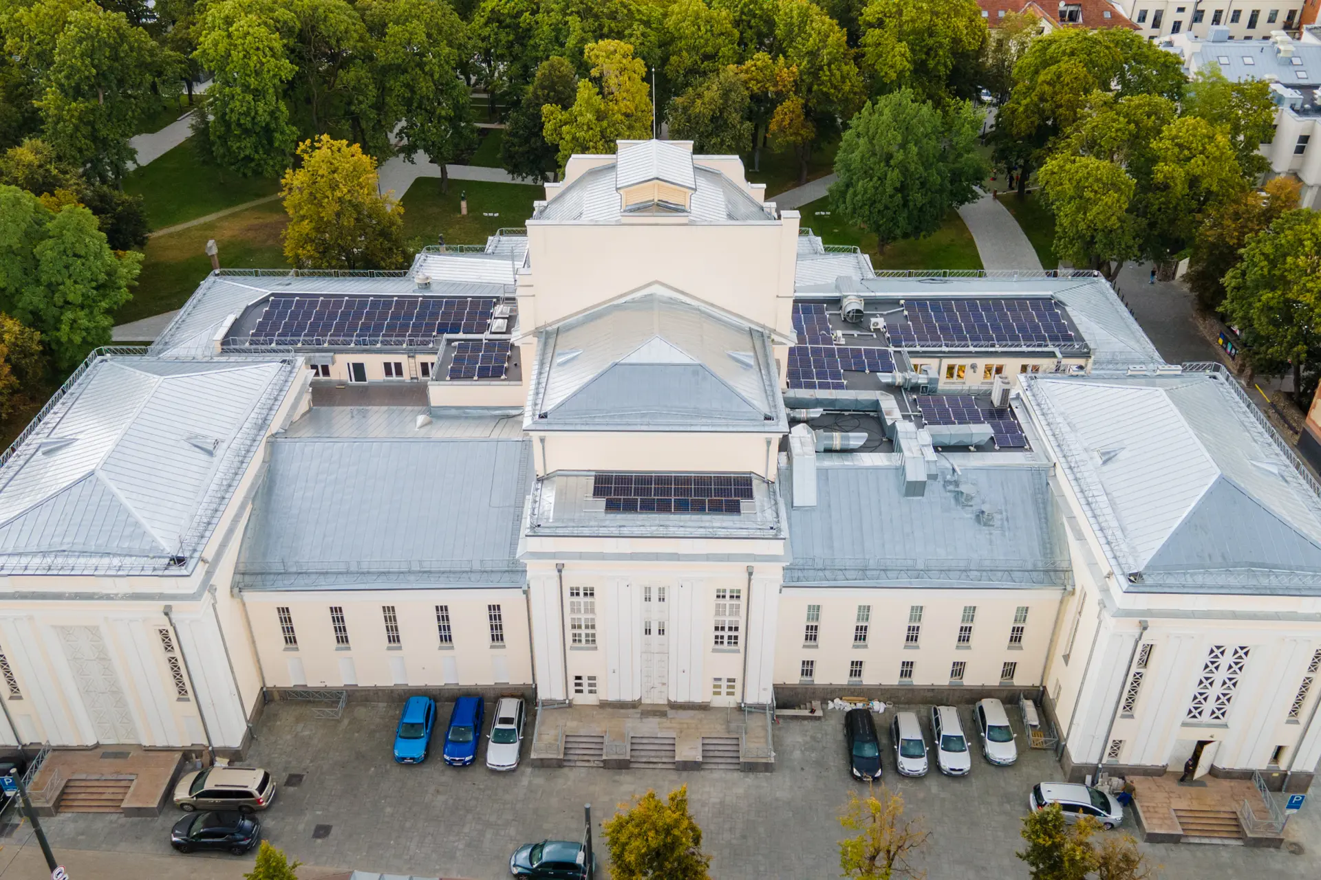 Saulės jėgainė ant muzikinio teatro stogo