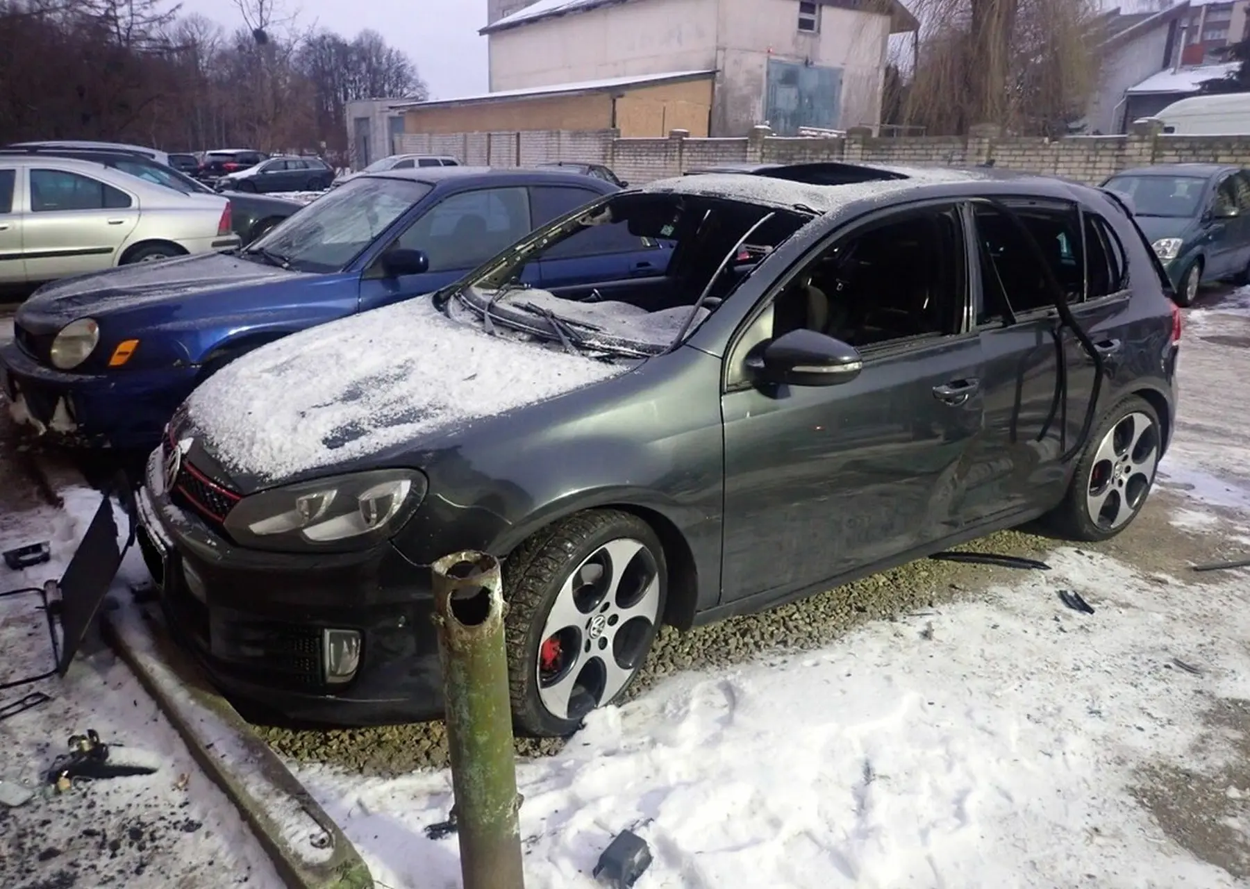 Šančiuose susprogdintas „Volkswagen Golf“