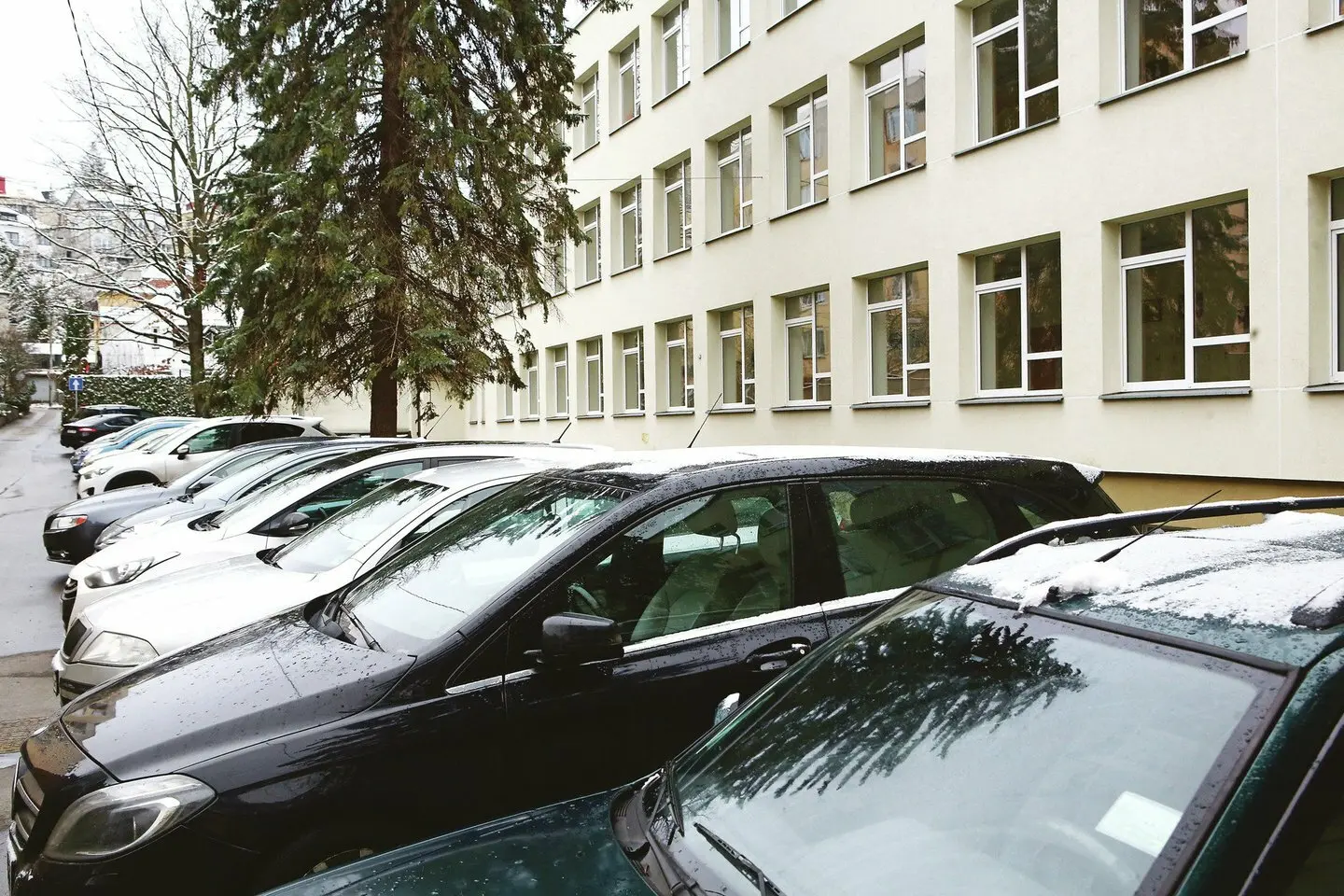 Automobilių statymas šalia mokyklos