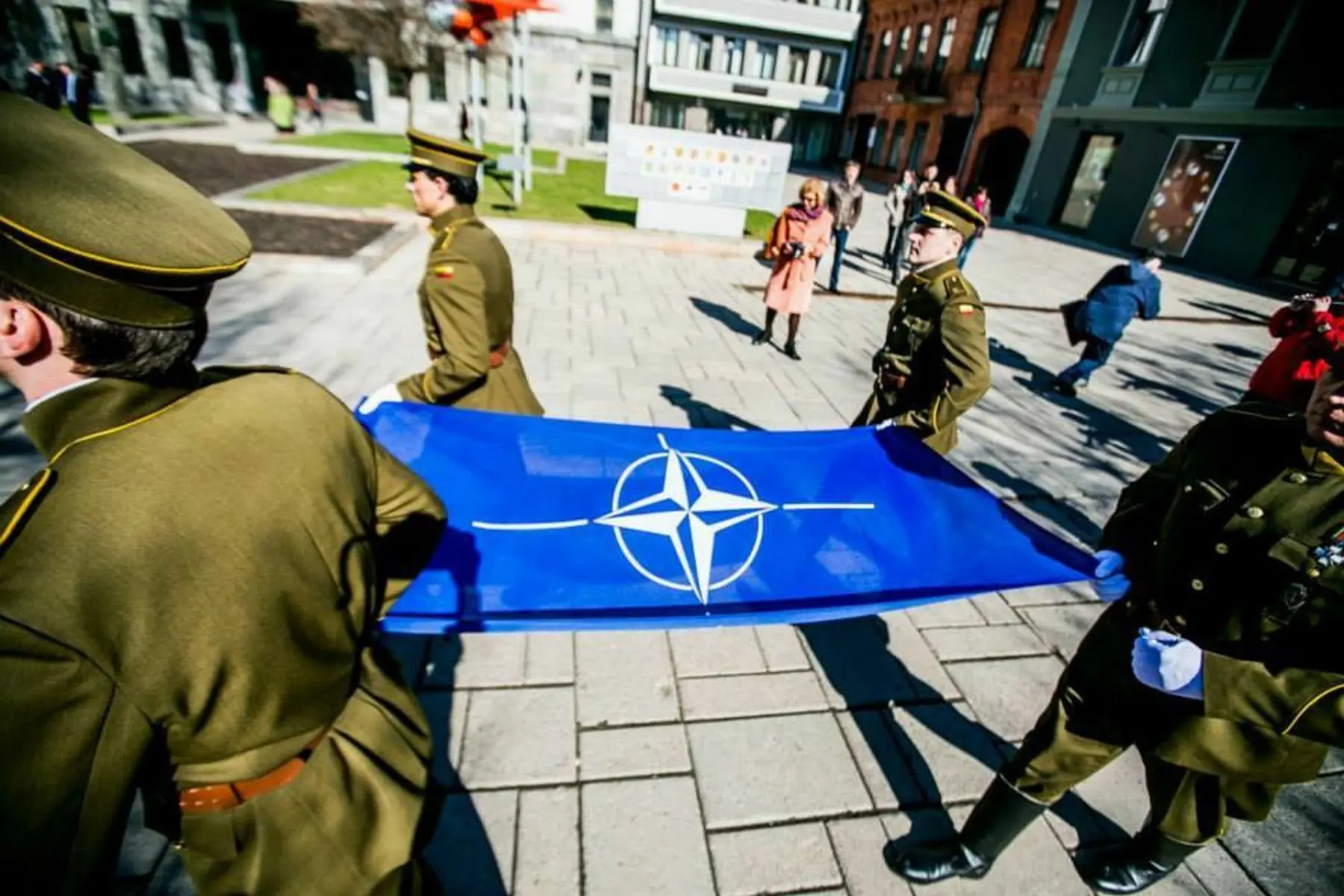 NATO vėliava