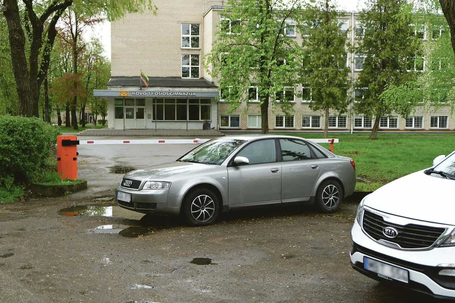 Kovo 11-osios gatvės atkarpa, automobilių parkavimas