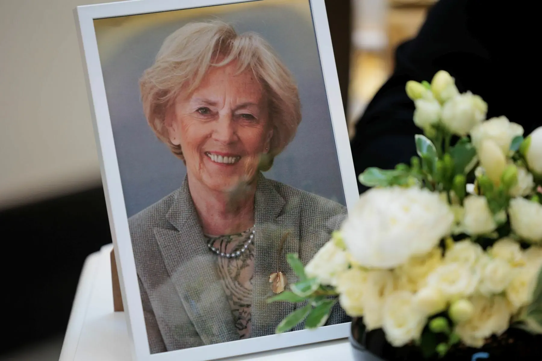 Prezidentūroje atsisveikinama su A. Adamkiene: vienas pirmųjų atvyko V. Adamkus