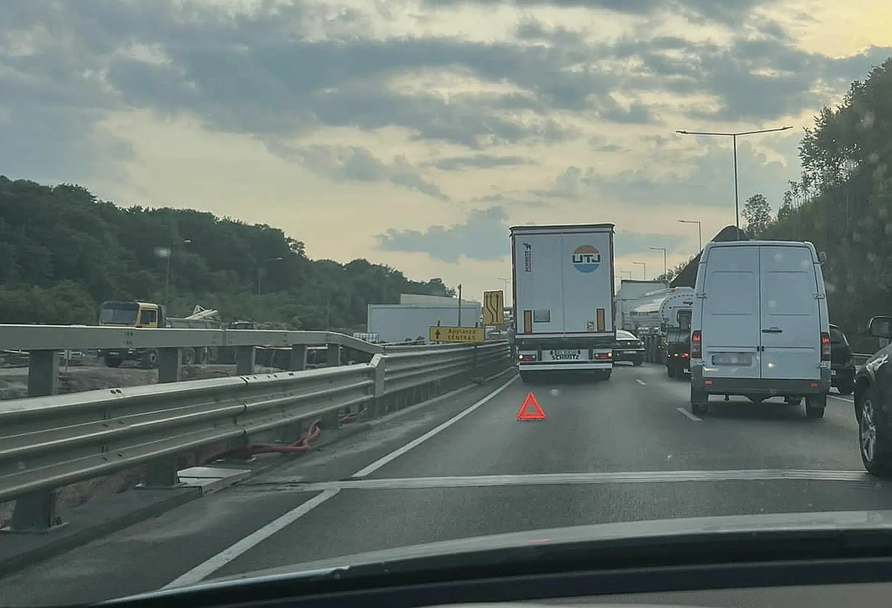 Spūstys link „Megos“ tęsiasi: dar viena lengvojo automobilio ir sunkvežimio avarija