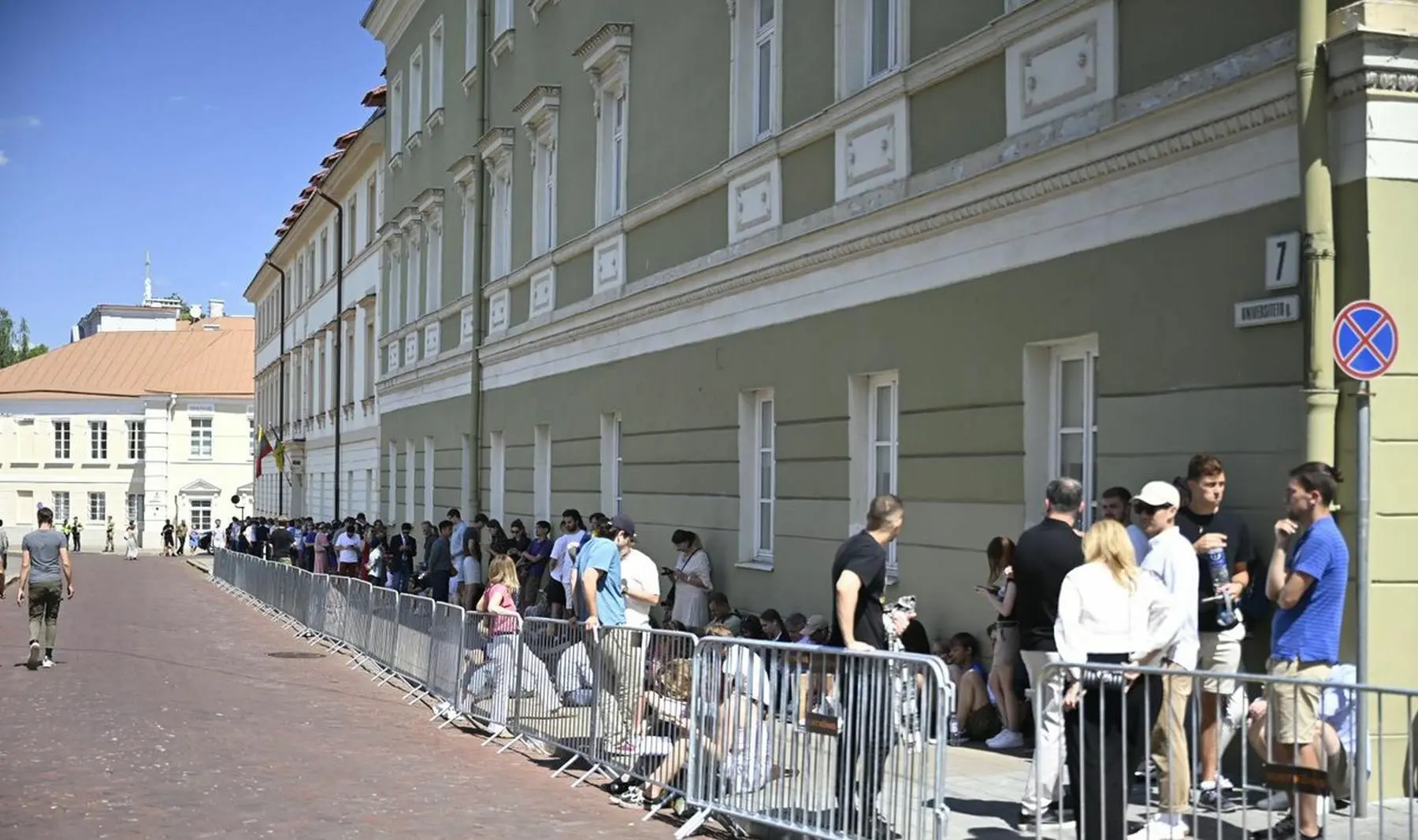 Paklausyti JAV prezidento kalbos prie VU laukia tūkstančiai žmonių