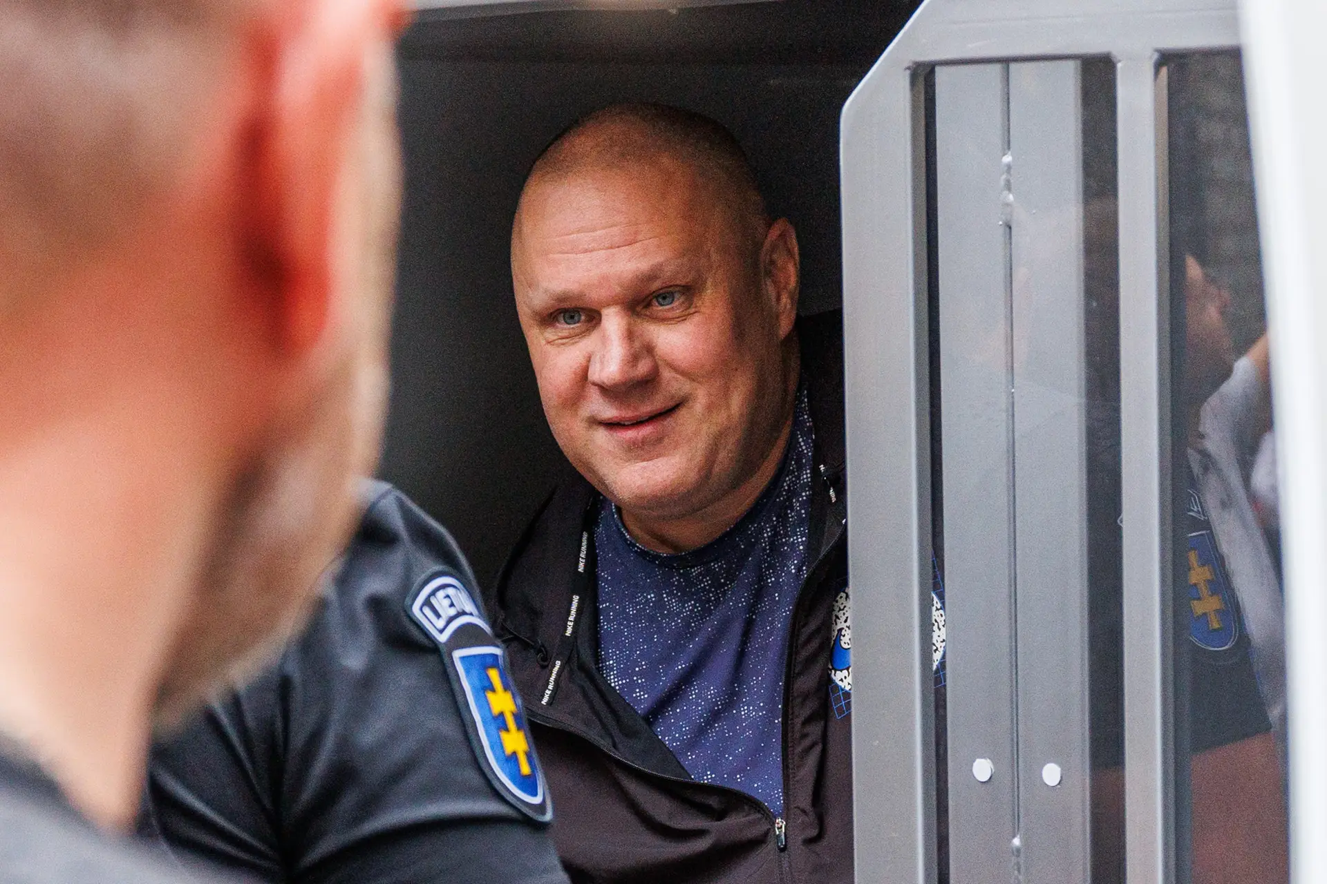 Vaikų tvirkinimu kaltinamas Ulvidas atvežtas į teismą Kaune