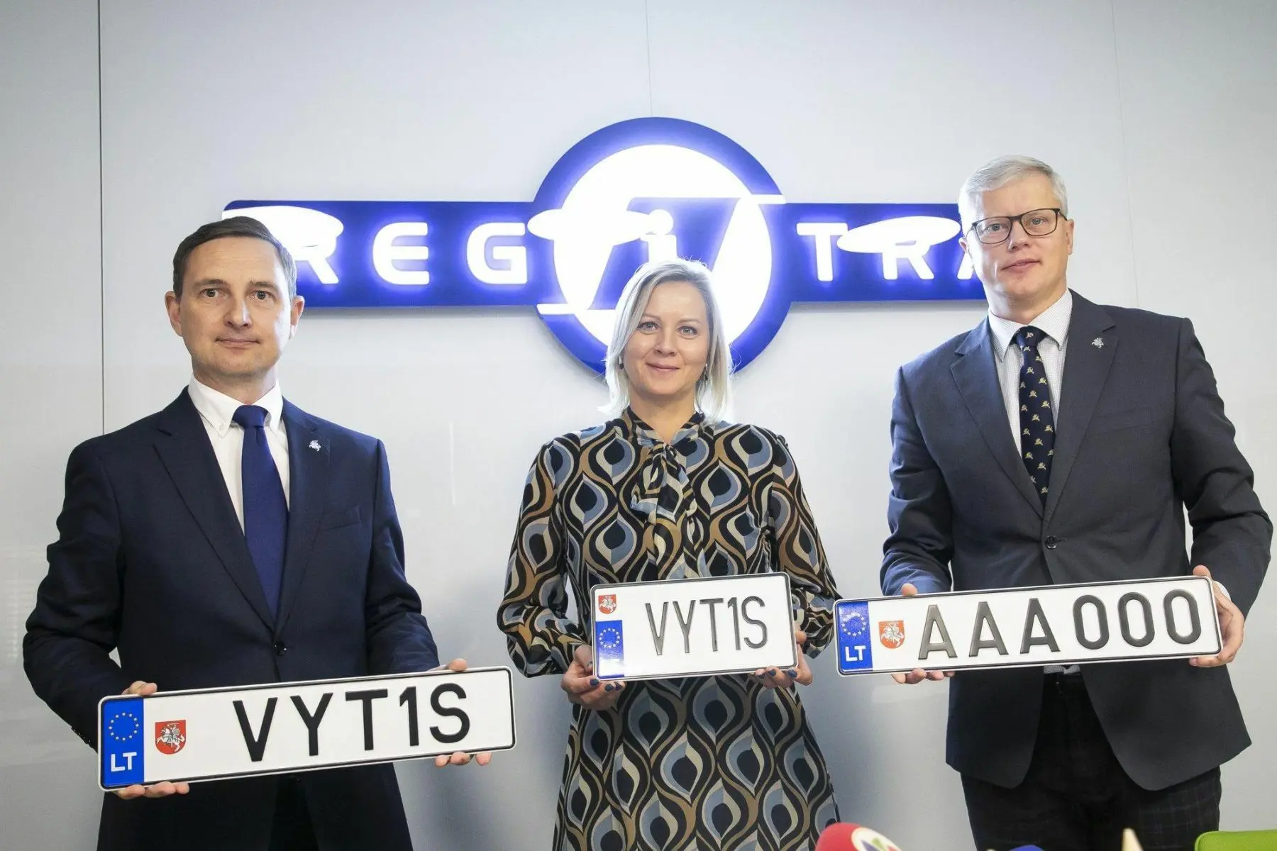 Naujo dizaino automobilių numerių ženklai