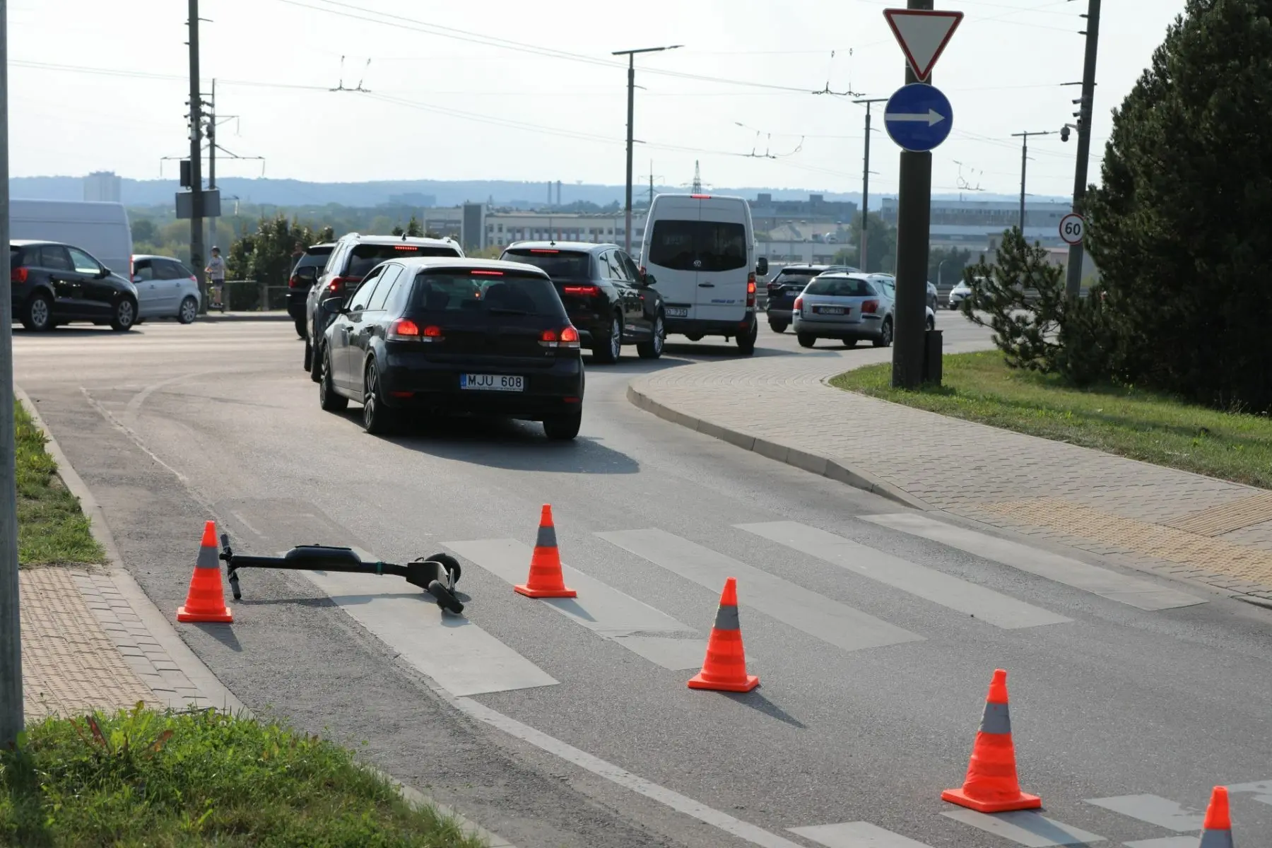 Nuokalnės gatvėje „BMW“ kliudė paspirtukininkę