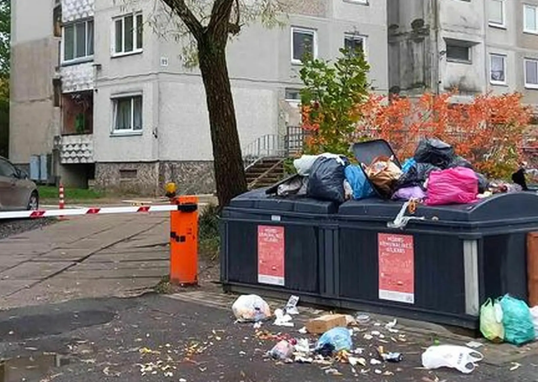 Perpildyti konteineriai Sukilėlių prospekte