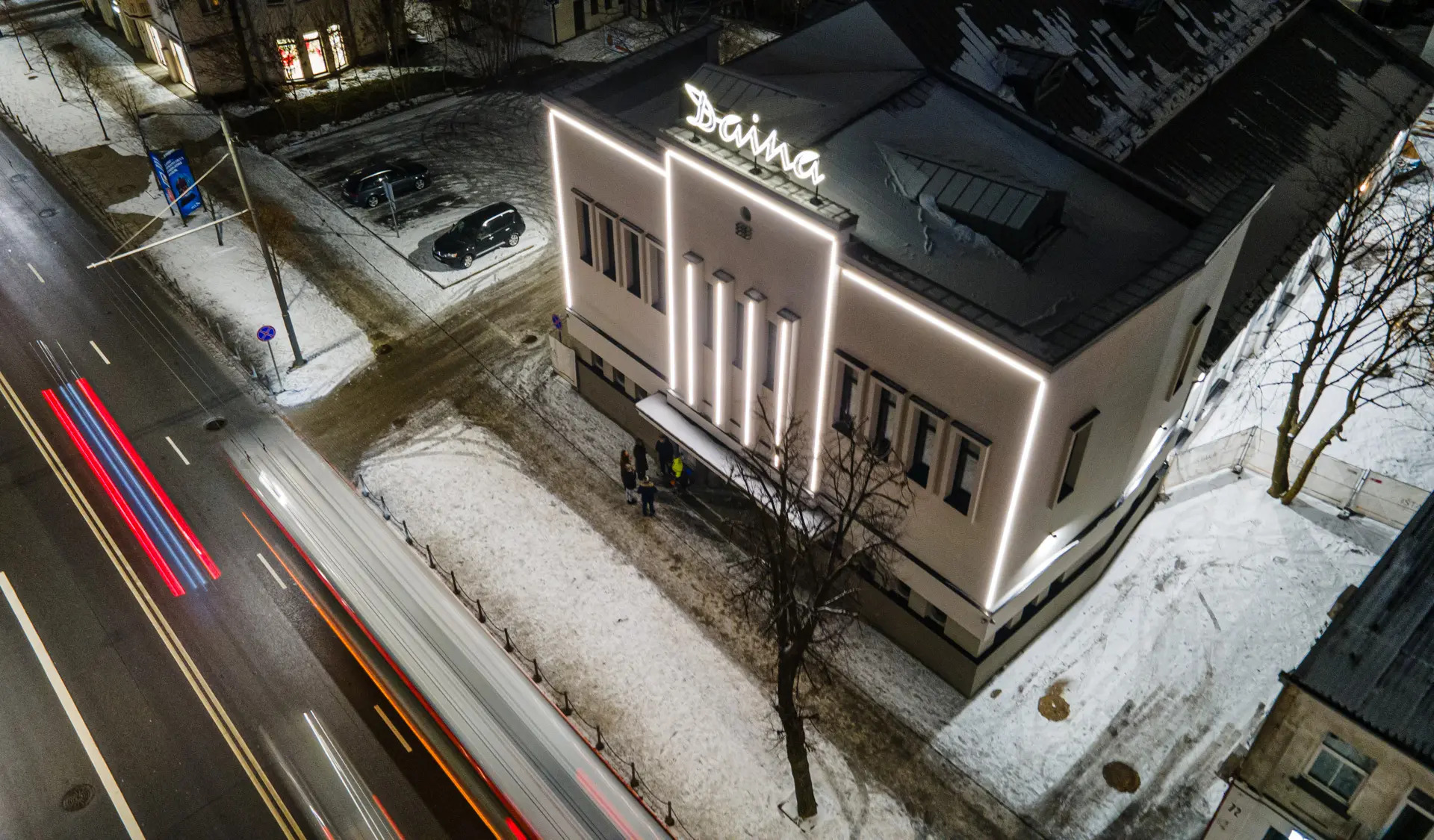 Apšviestas Daina kino teatro pastatas