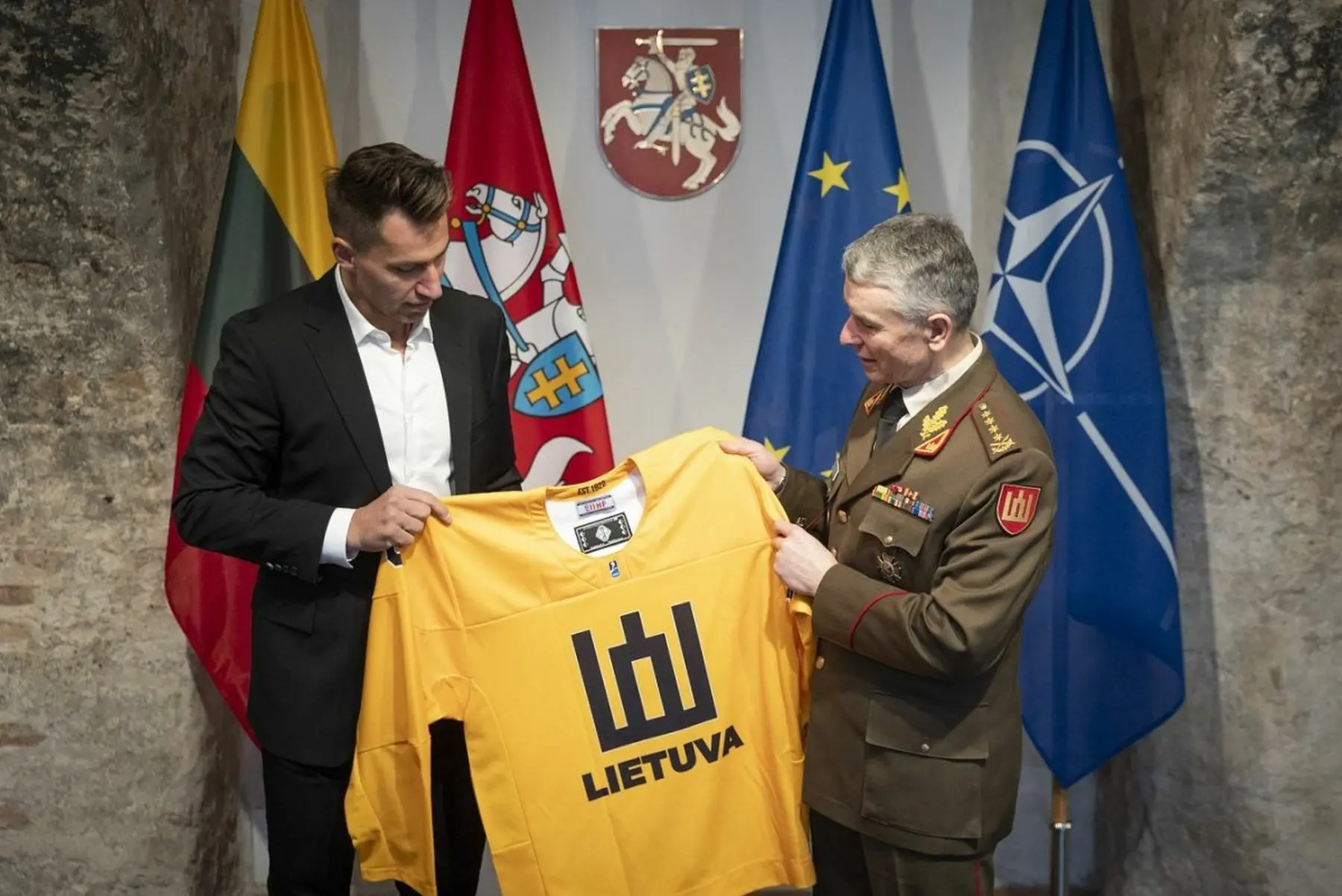 Lietuvos kariuomenė pasirašė bendradarbiavimo sutartį su ledo ritulio asociacija „Hockey Lietuva“