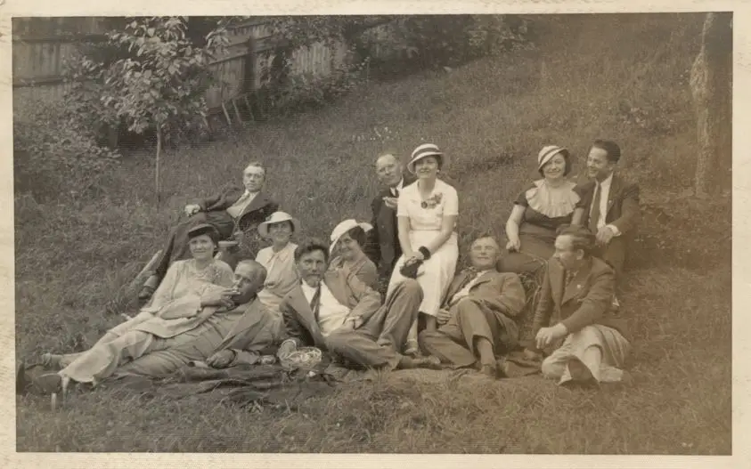 A. Žmuidzinavičius su draugais sode, 1935 m.