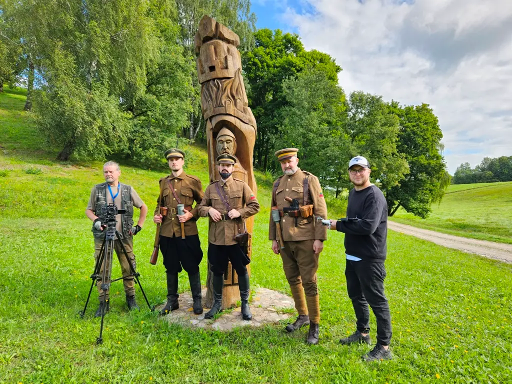 Laisvės kariai-savanoriai ir generolas P. Plechavičius (R. Lenartavičius), operatoriai R. Karalius ir R. Beržauskas./ Organizatorių nuotr.