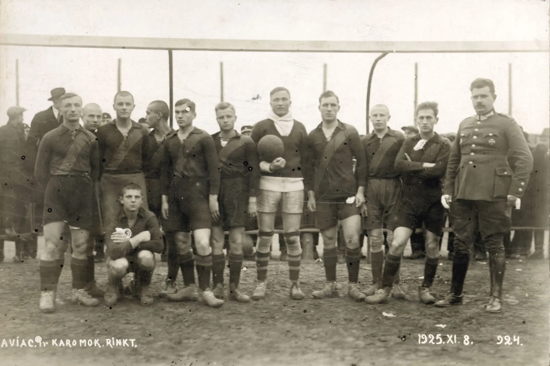 Aviacijos ir Karo mokyklos futbolo rinktinė. Su kamuoliu – Steponas Darius. 1925 m. lapkritis.