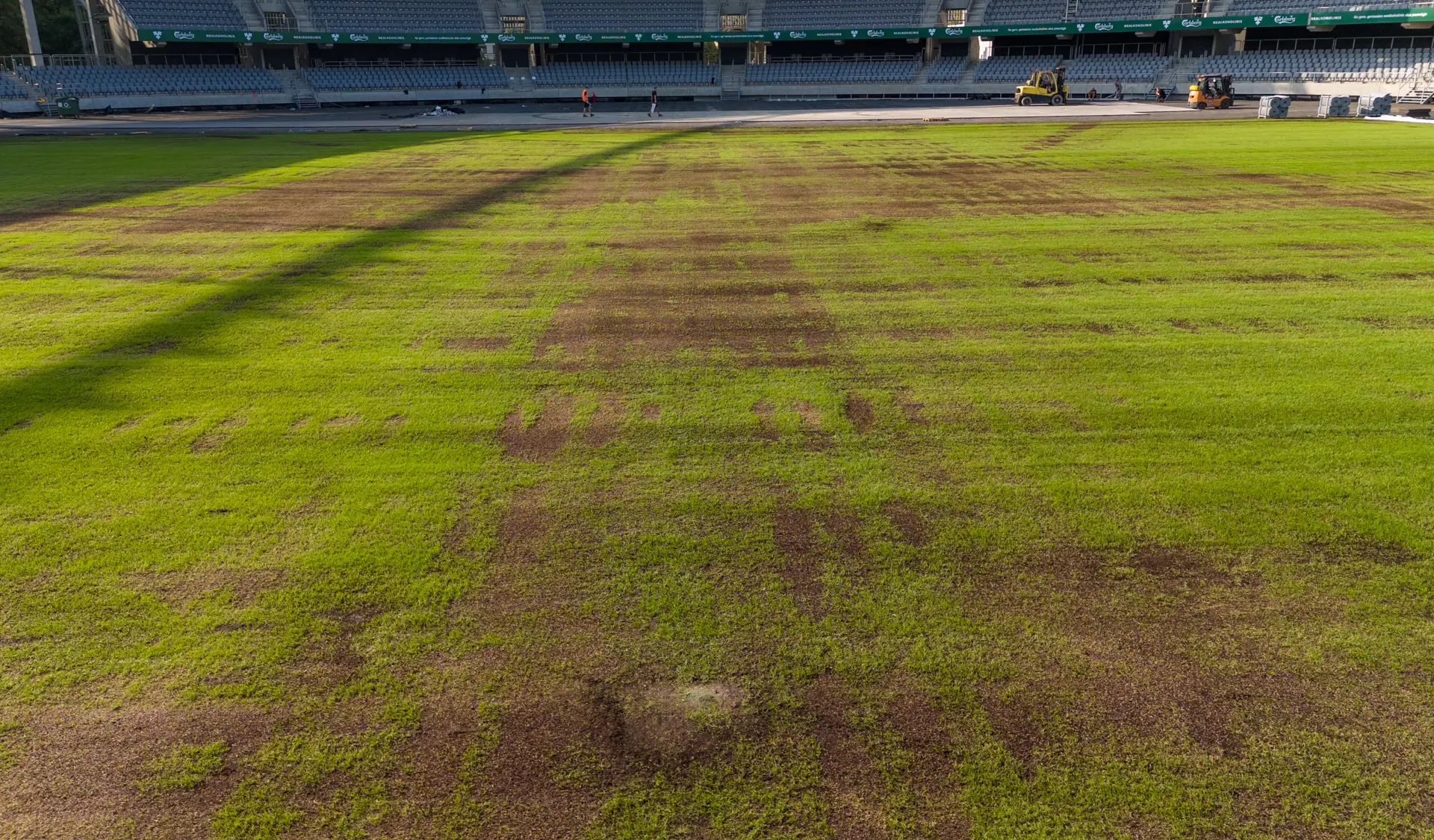 Atidengta gelbėta Kauno stadiono veja / Kas vyksta Kaune nuotr.