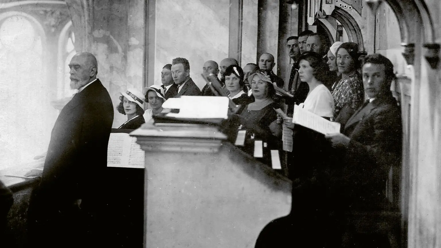 Juozas Naujalis su Kauno katedros choru 1934 m./ Z. Naujalio nuotr. iš Kauno rajono muziejaus archyvo.