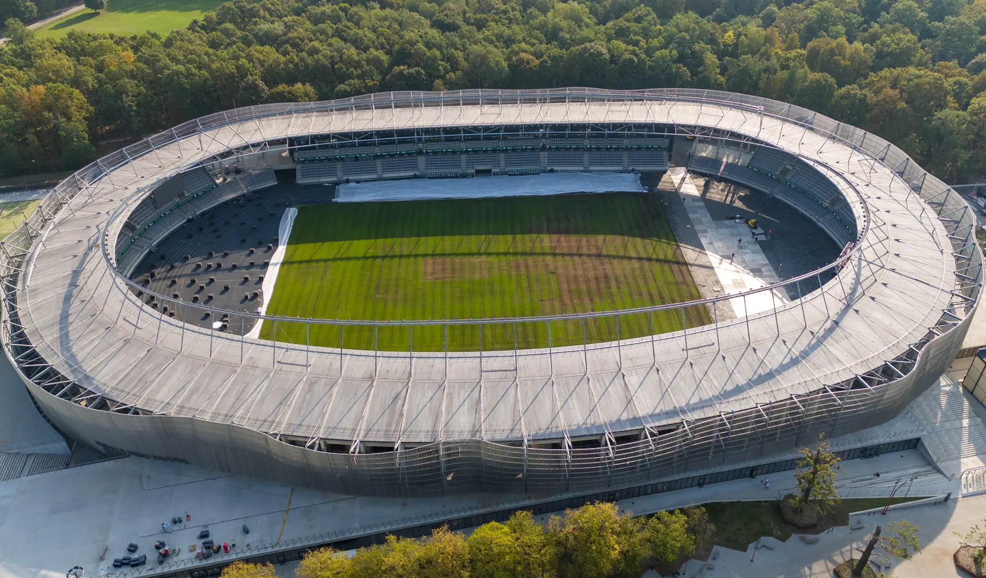 Atidengta gelbėta Kauno stadiono veja / Kas vyksta Kaune nuotr.