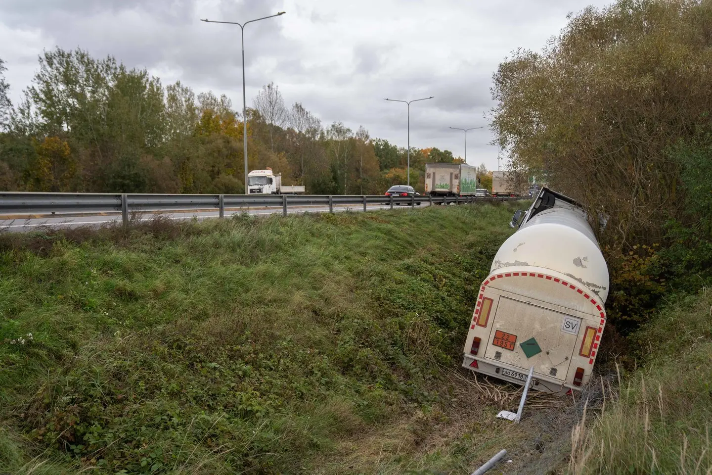 A1 kelyje nuo kelio nuvažiavęs vilkikas / G. Bitvinskio nuotr.