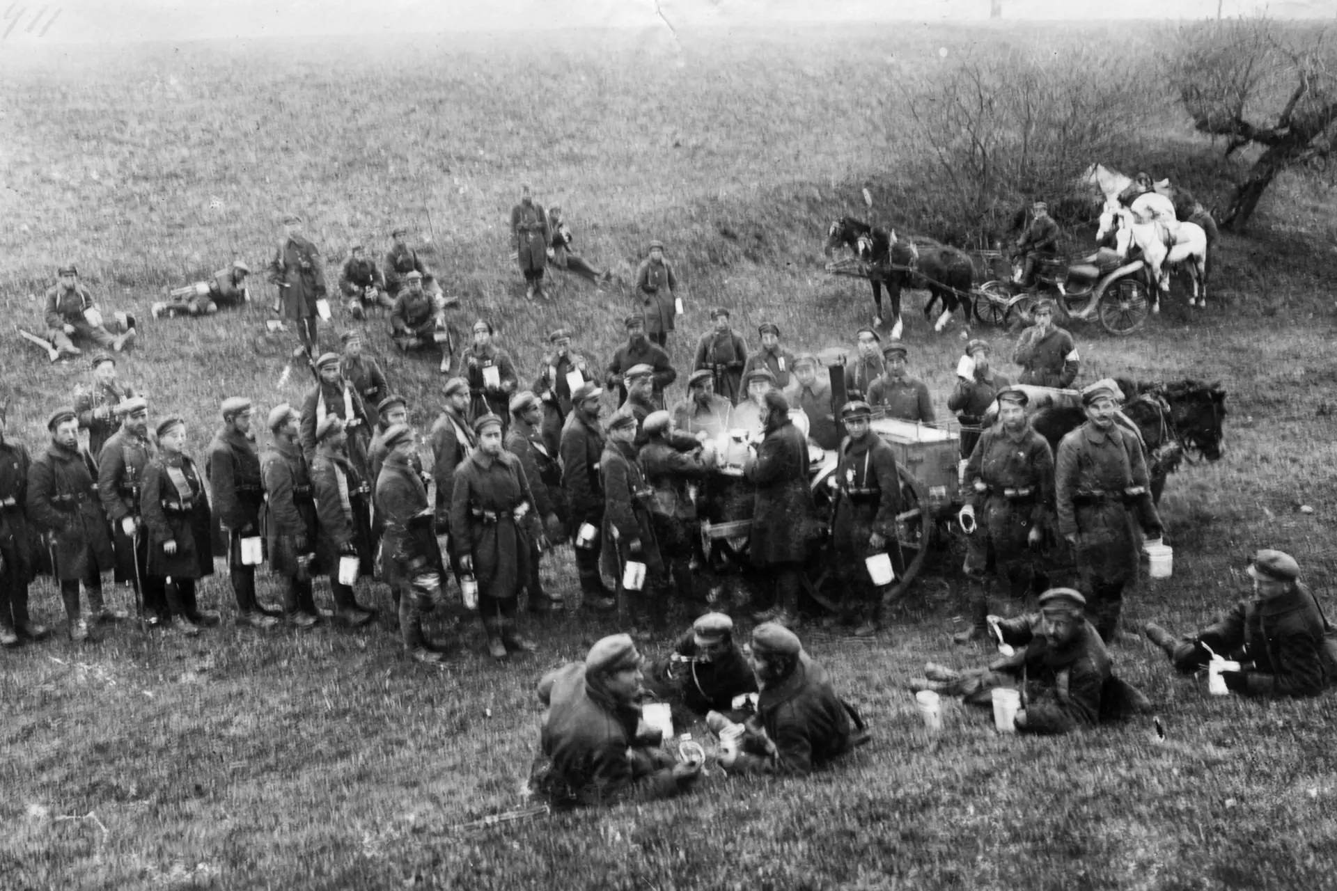 Lietuvos kariuomenės 3-ojo pėstininkų Lietuvos Didžiojo kunigaikščio Vytauto pulko karių pietūs fronte su lenkais prie Vievio, 1920 m./VDKM rinkinių nuotr.