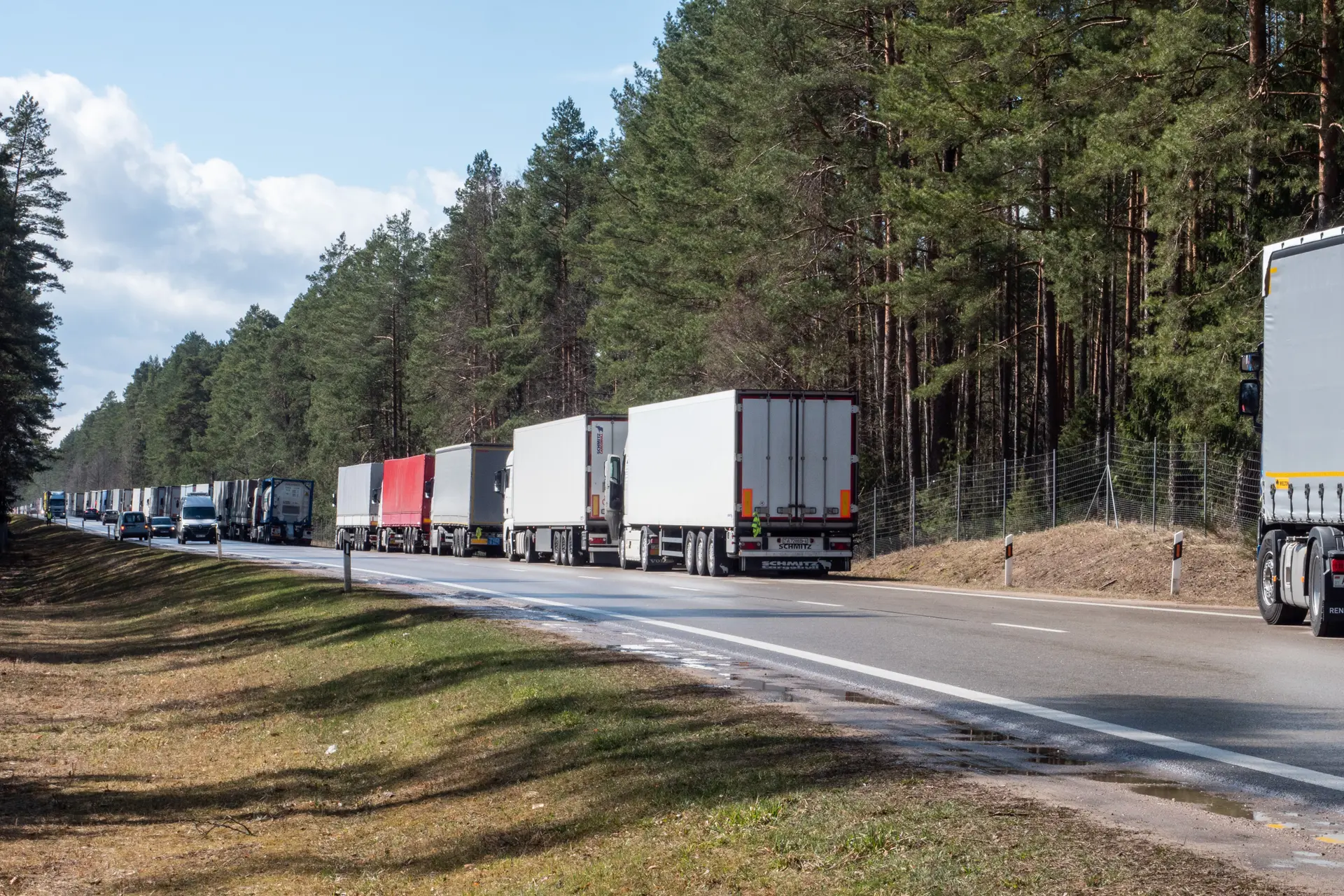 Vilkikų eilės, krovininis transportas, fūros, kelias