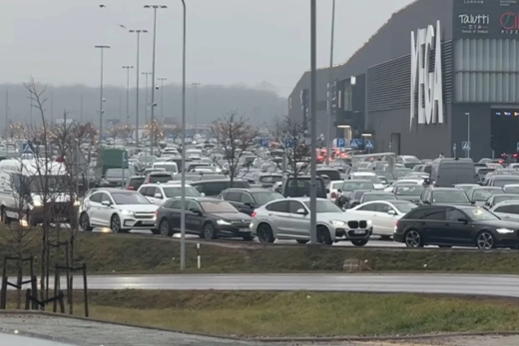 Kauniečiai užplūdo prekybos centrus / Kas vyksra Kaune video stop kadras