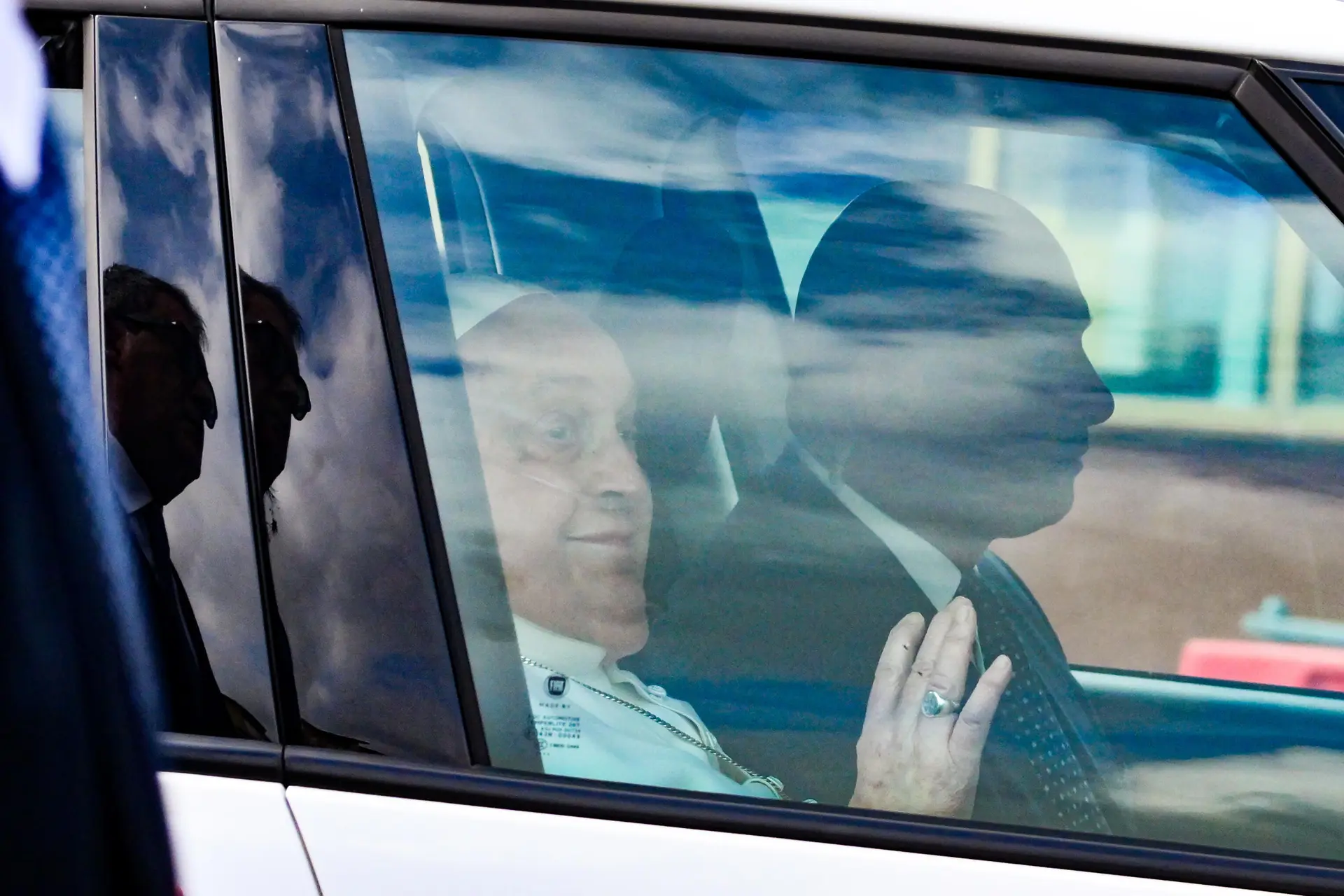 Iš ligoninės išrašytas popiežius Pranciškus pirmą kartą pasirodė tikintiesiems