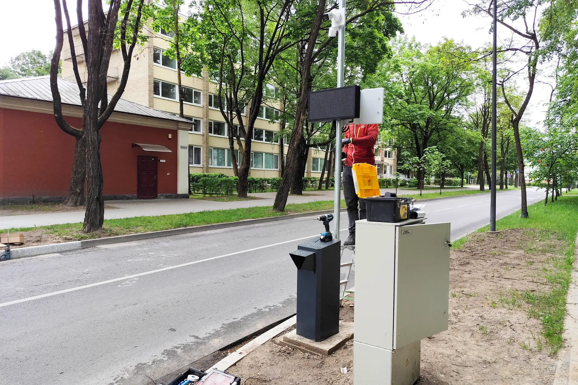 Ąžuolyne montuojami paslaptingi kelio užkardai