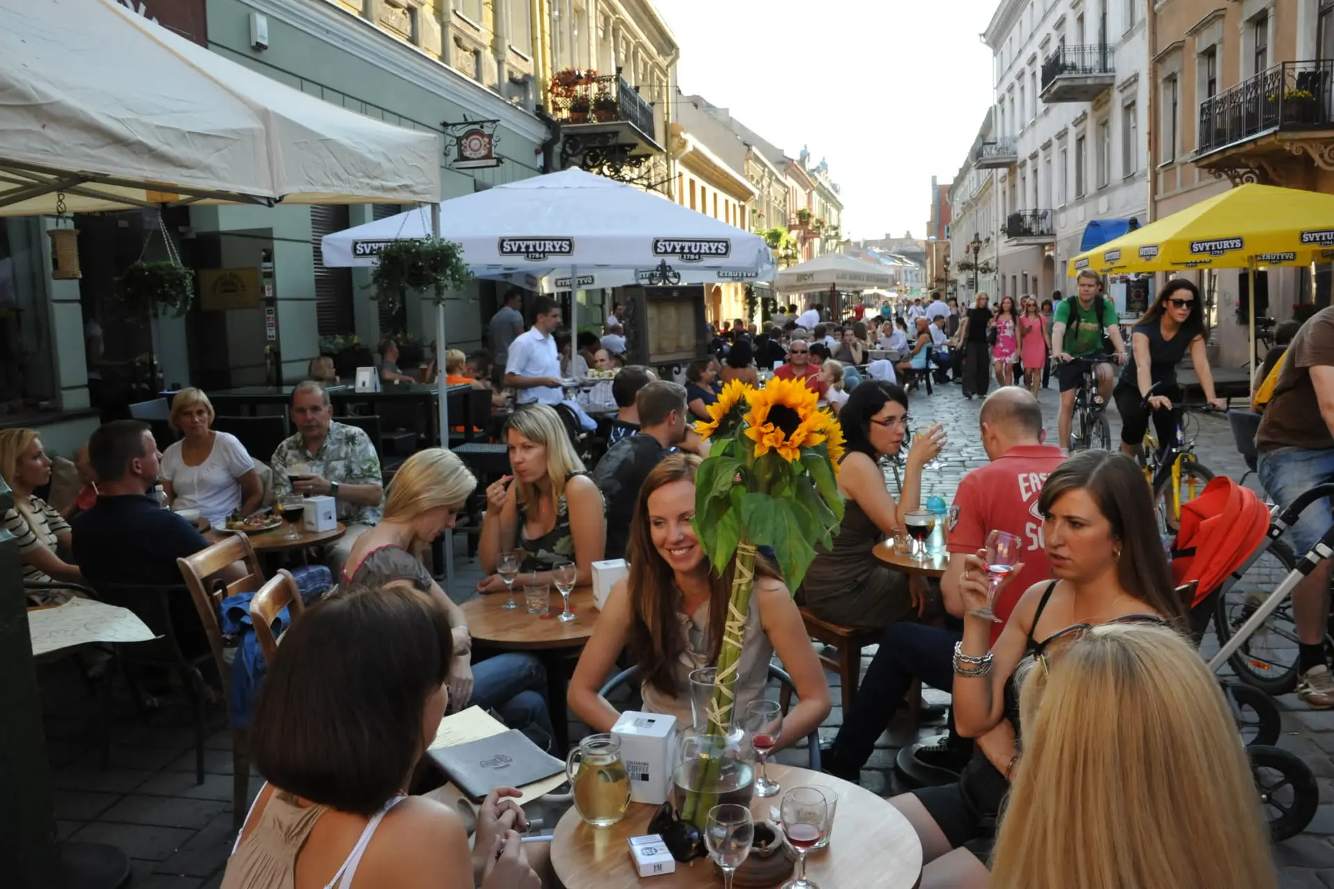 Vakarienė Kaune, kokios dar neturėjote: viena gatvė, šimtai šypsenų ir tik vienas stalas