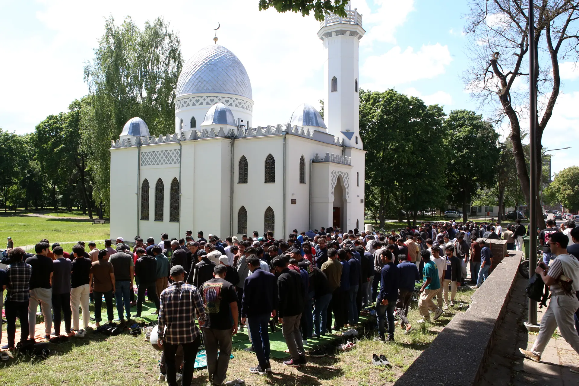 Popietė, kai Ramybės parke prie musulmonų mečetės karaliauja vien vyrai