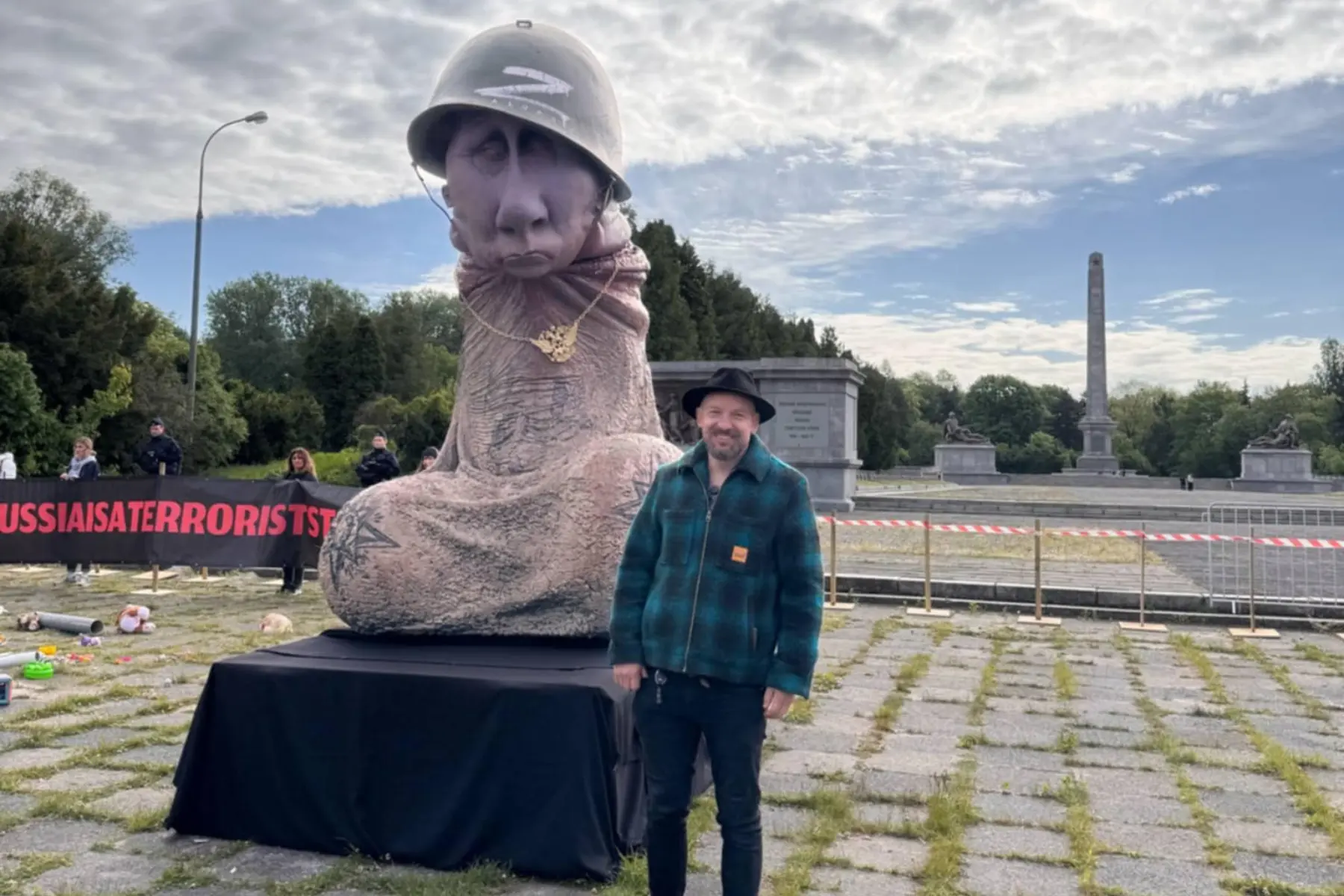 Kelionę pradėjusi Kaune, skulptūra putinui pasiekė Varšuvą