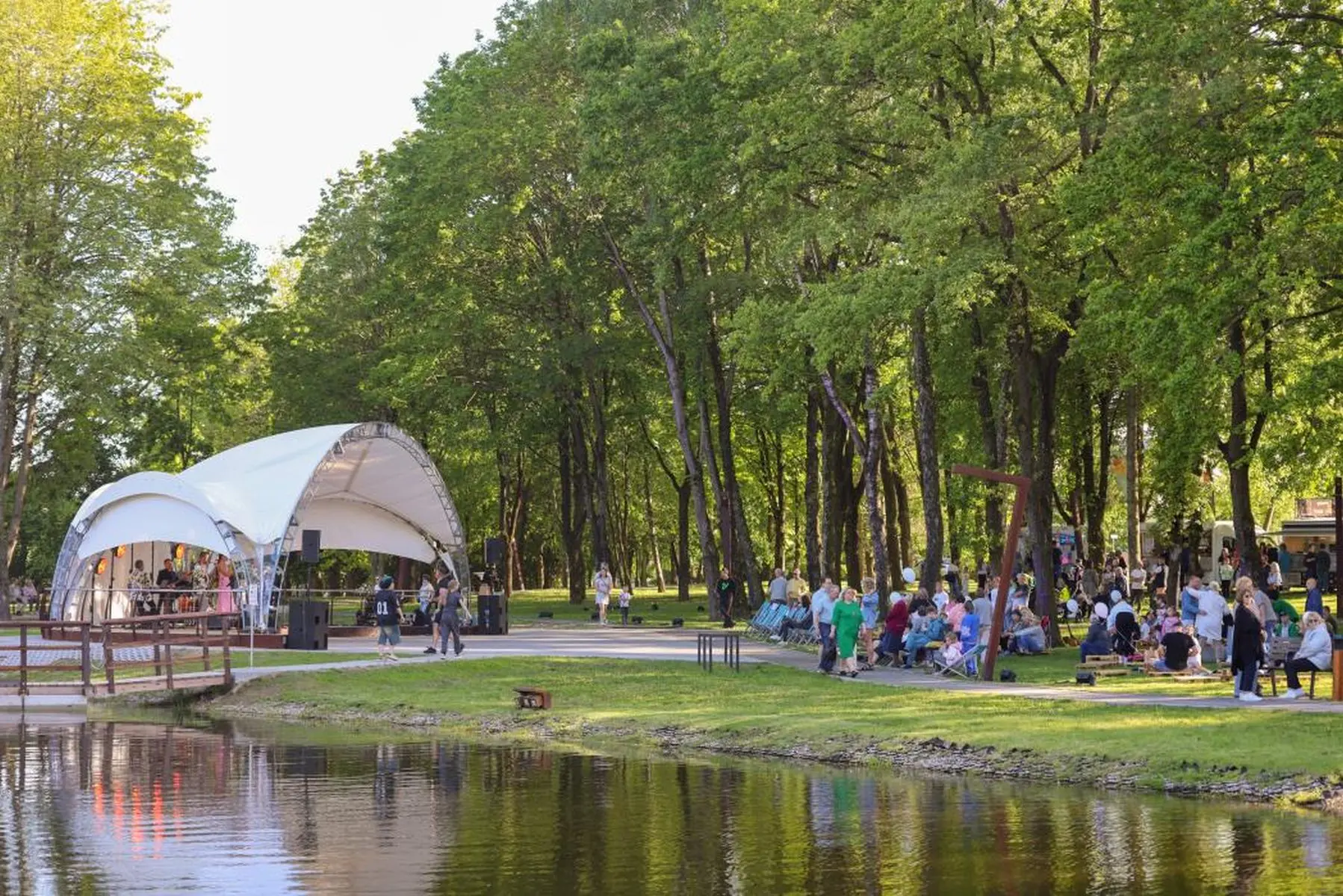 Atnaujintas Ramučių parkas jau pasitinka lankytojus (foto)