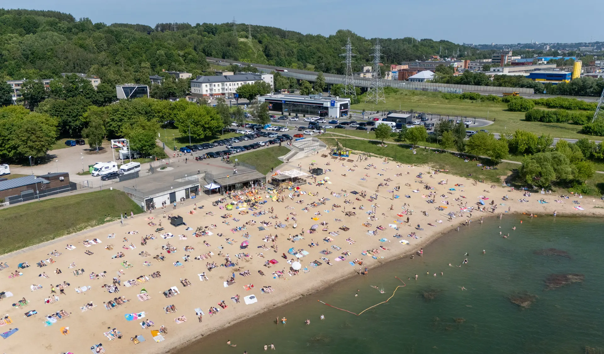 Kauniečiai šturmavo Lampėdžio ežero pakrantes / „Kas vyksta Kaune“ nuotr.