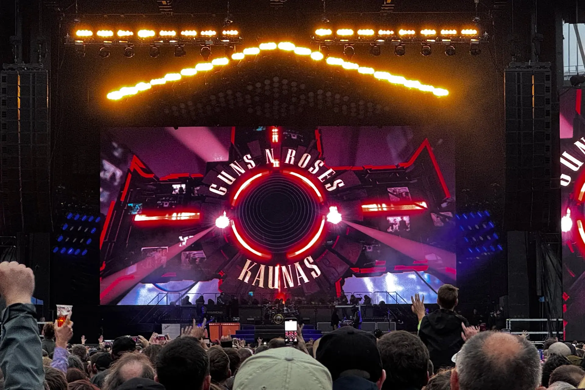 „Guns N' Roses“ žengė į sceną / skaitytojų nuotr.