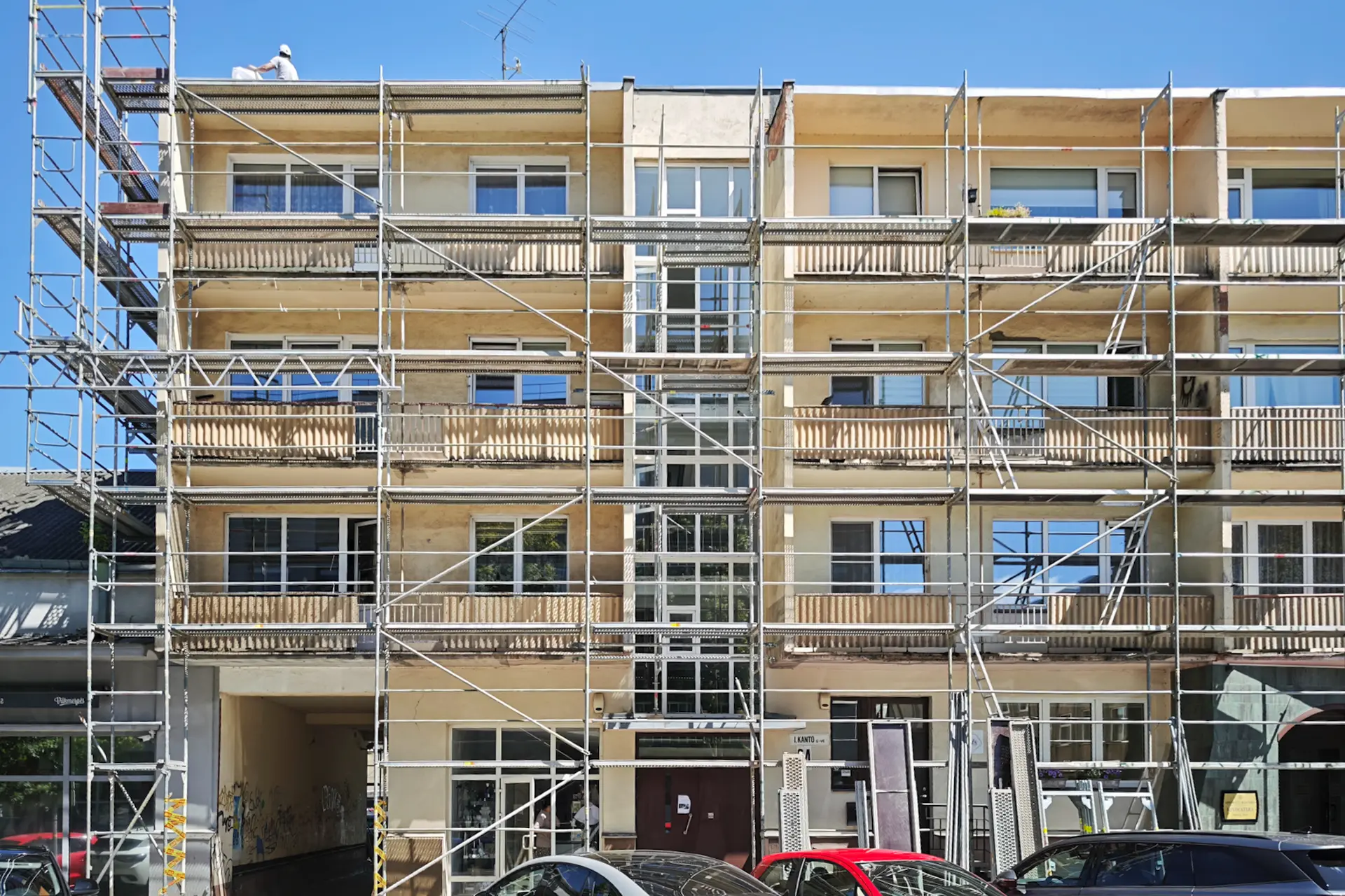Pradėtas renovuoti daugiabutis, kuriame gyvena J. Statkevičiaus mama – gyventojams nekainuos nei euro
