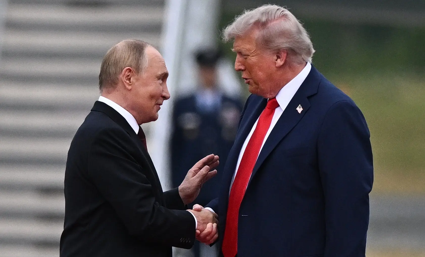 ELTA5721435 Vašingtonas, rugpjūčio 16 d. (ELTA). JAV prezidentas Donaldas Trumpas pareiškė, kad taikos susitarimas dabar neva priklauso nuo Ukrainos prezidento Volodymyro Zelenskio. Nuotr.: JAV prezidentas Donaldas Trumpas (dešinėje) Aliaskoje susit