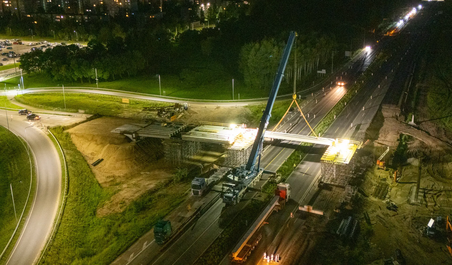 A1 viaduko sijų montavimas naktį Kaune / Kas vyksta Kaune nuotr.