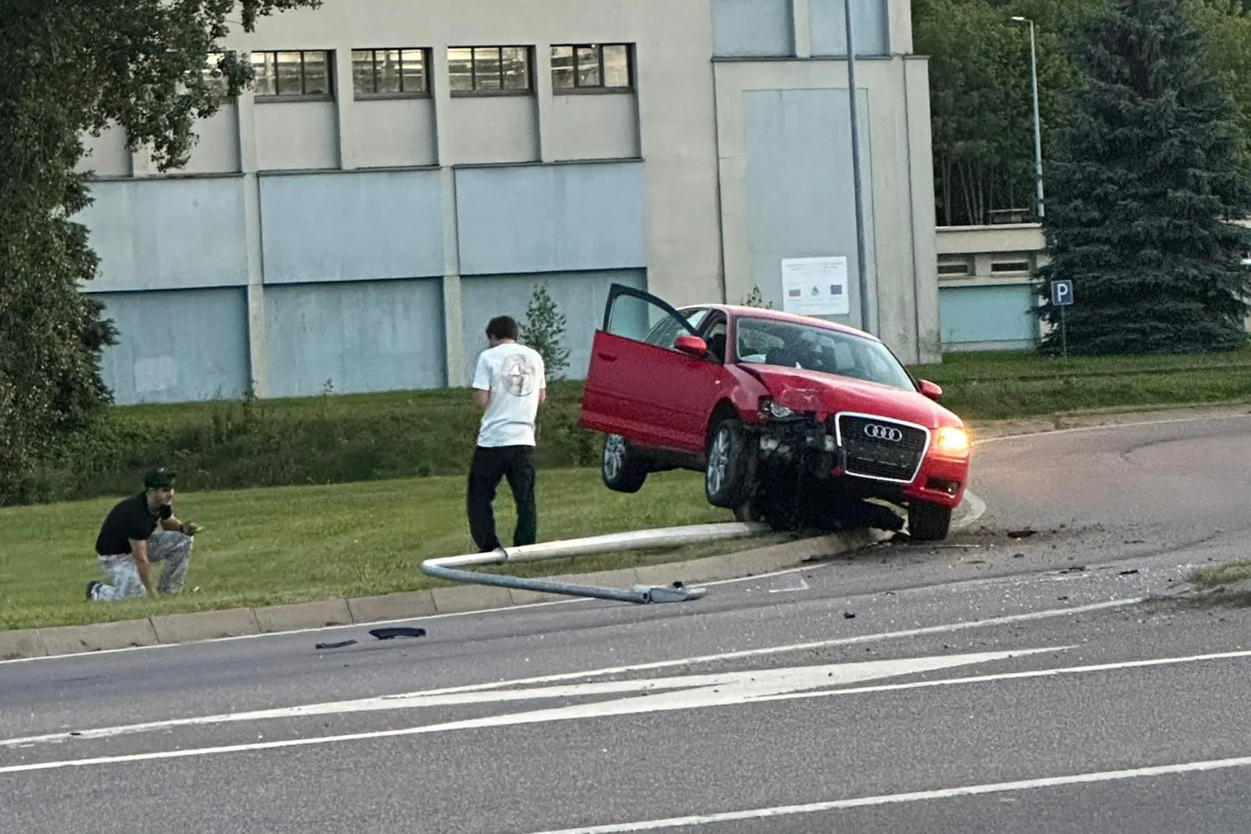 „Audi“ avarija Užnemunės gatvėje / „Kas vyksta Kaune“ grupės nuotr.