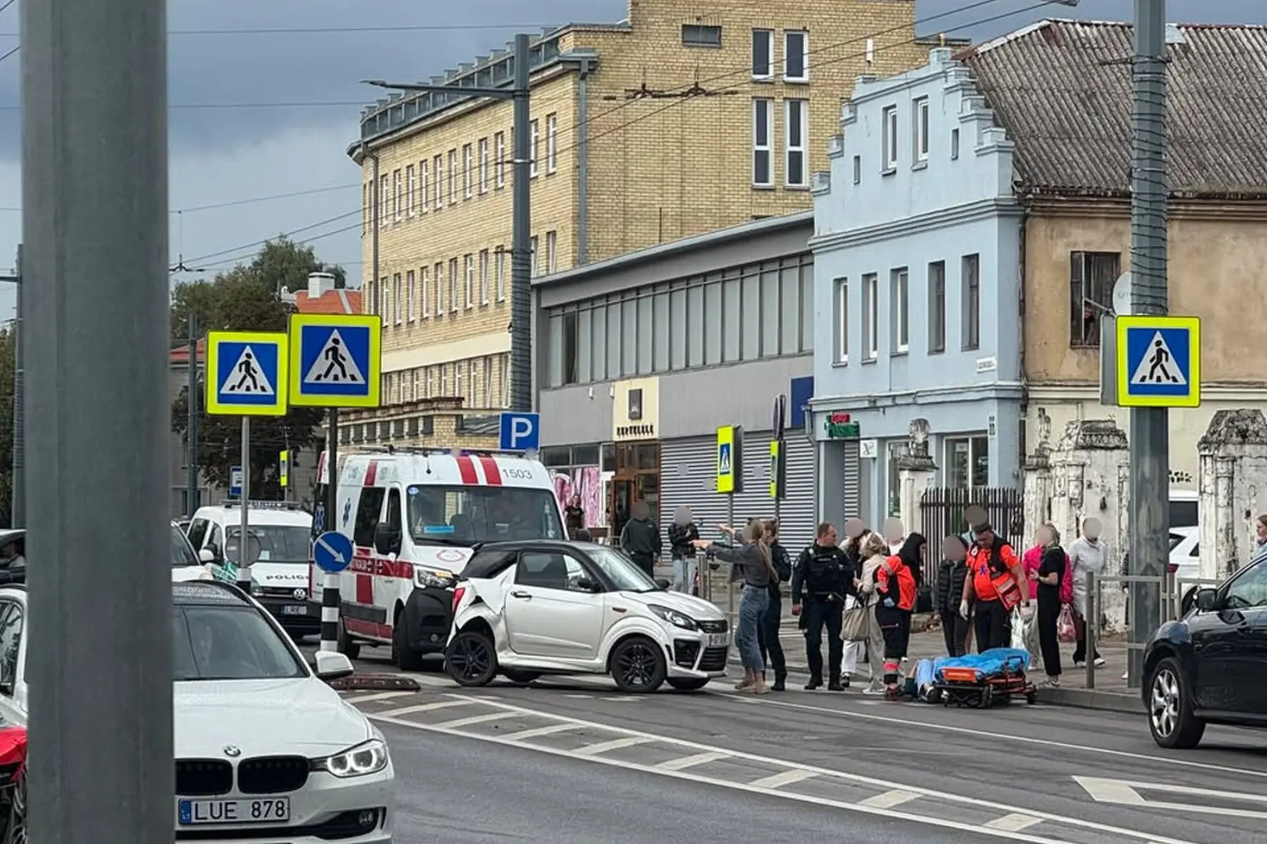 Nelaimė Kaune: mažasis automobilis parbloškė merginą