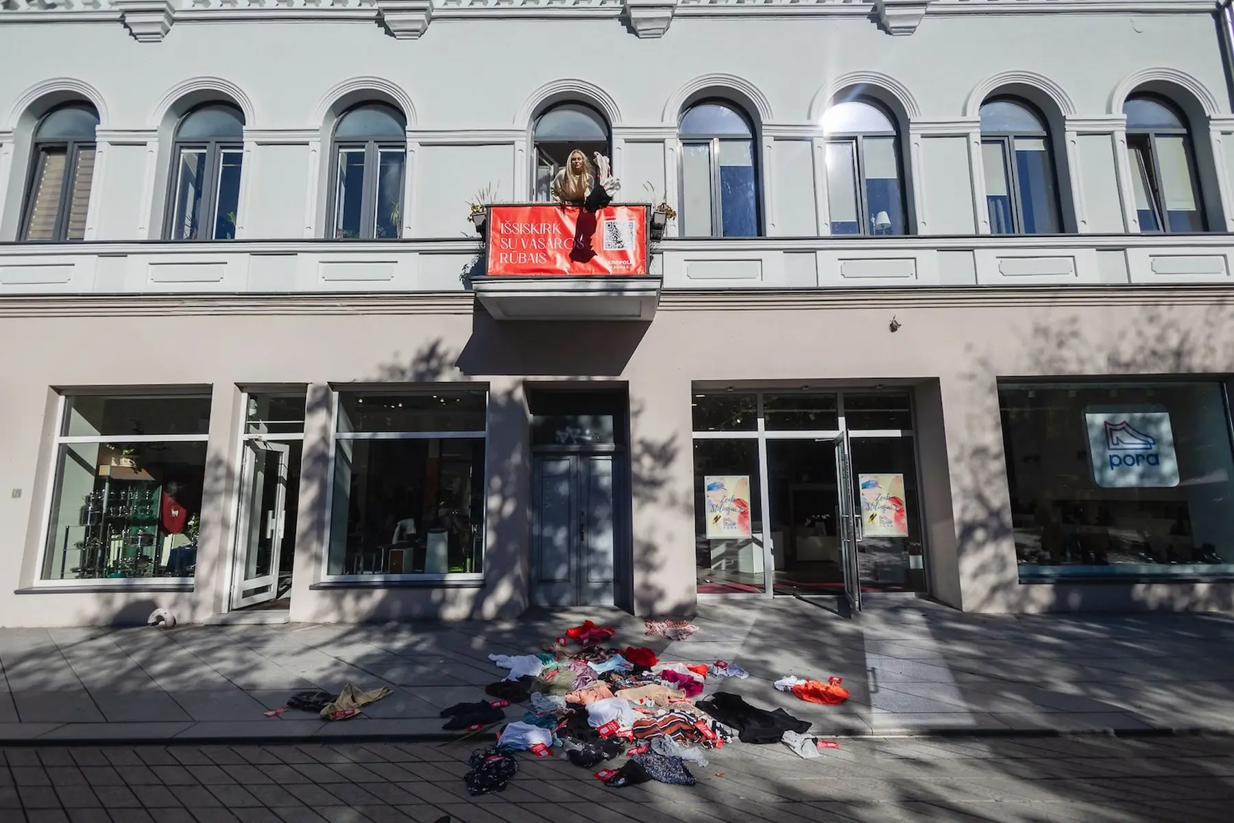 Kauno „Akropolio“ performansas „Išsiskirk su vasaros rūbais“ / Organizatorių nuotr.