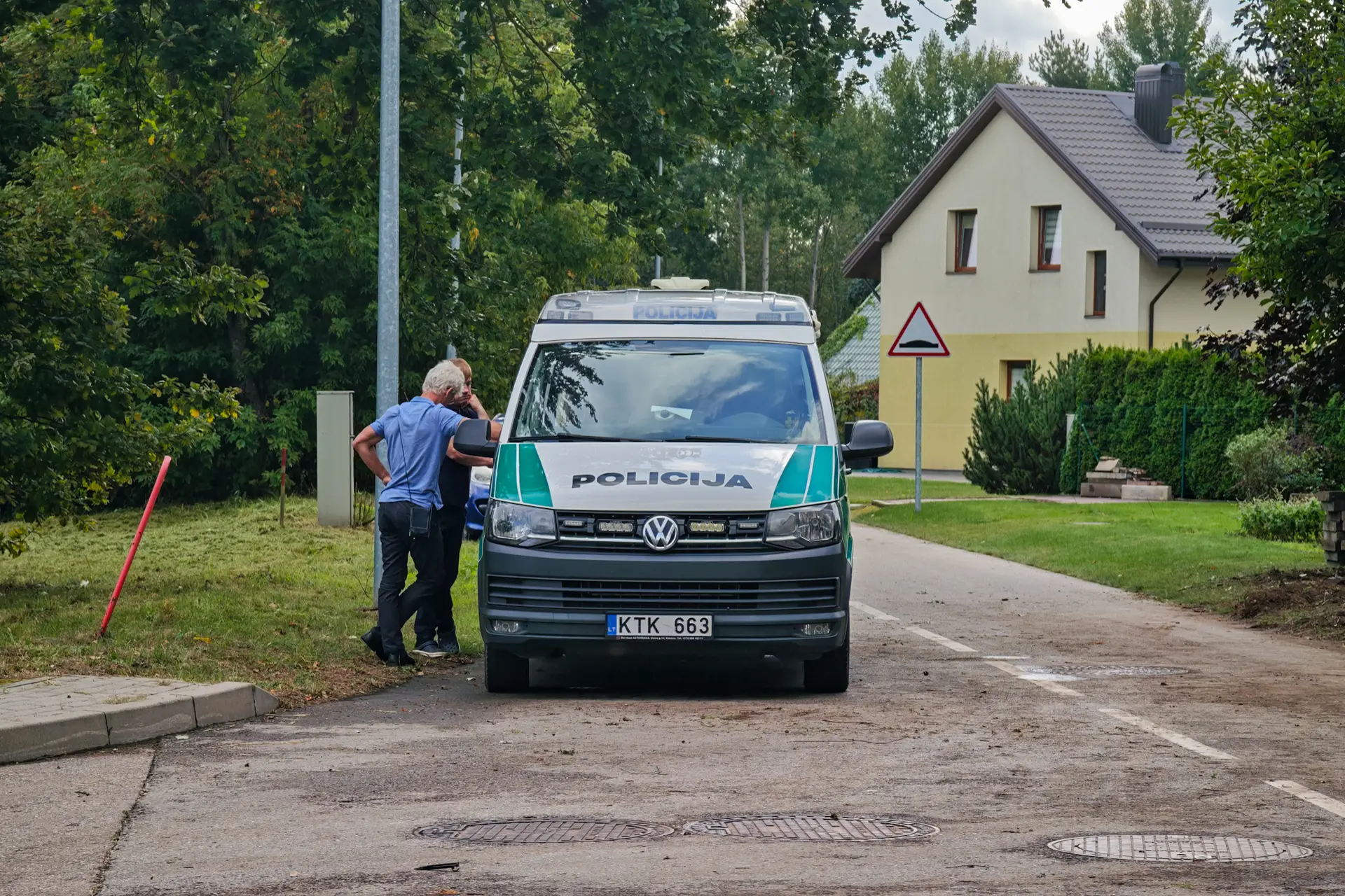 Išpjautos tujos Vičiūnuose