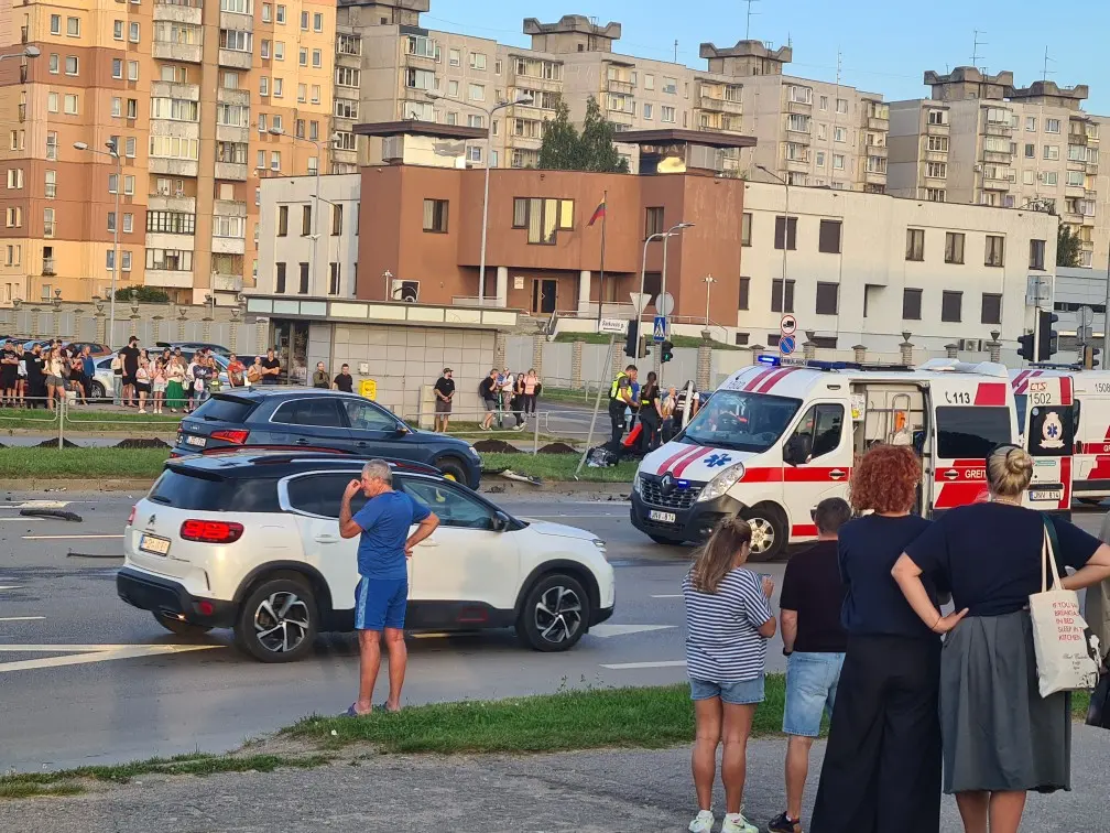 Tragiška avarija Kaune: po susidūrimo motociklisto atgaivinti nepavyko
