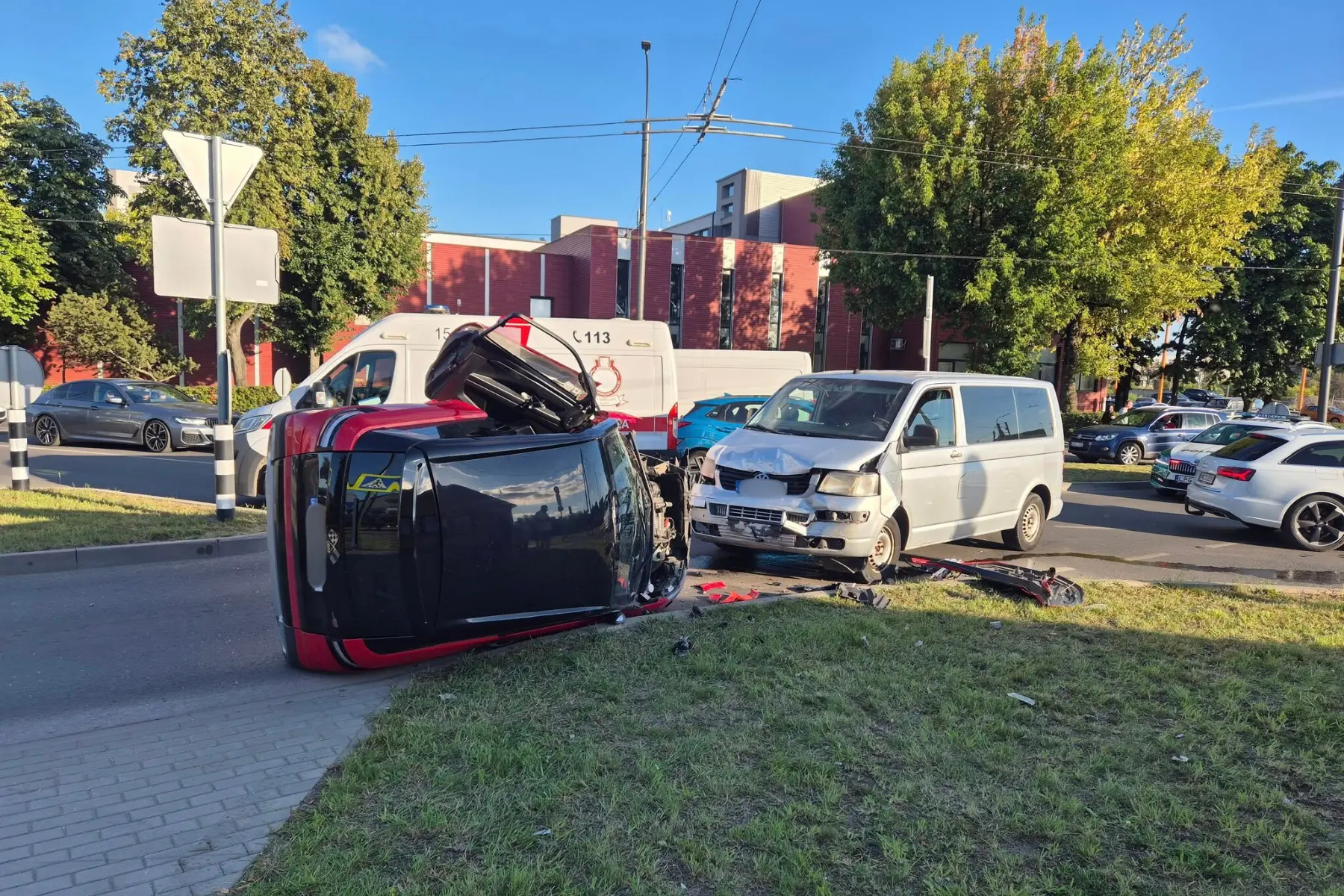 Kaune į eismo įvykį pateko nepilnametė: mažasis automobilis apvirto ant šono