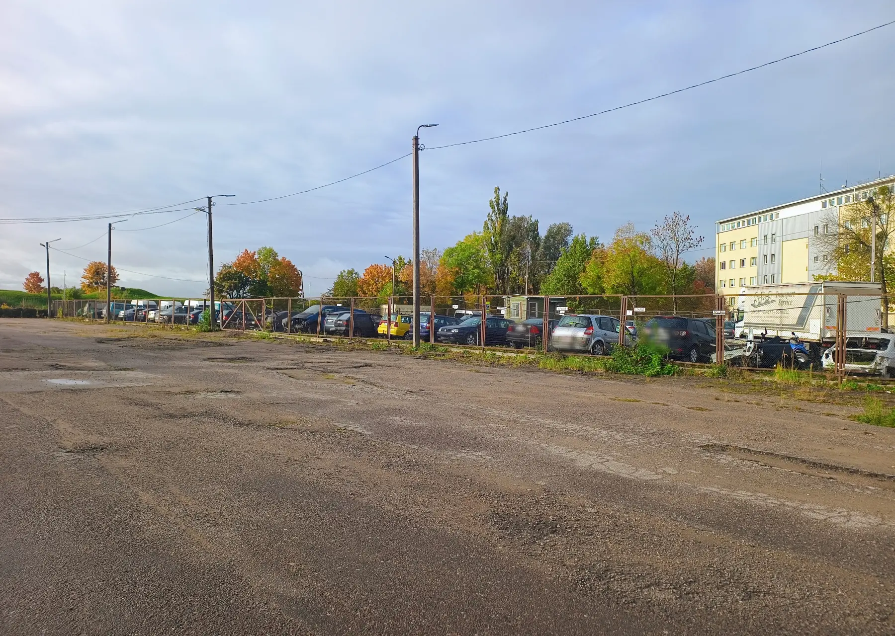 Chemijos g. sulaikytų automobilių aikštelė (A. Znamerovskio nuotr.)