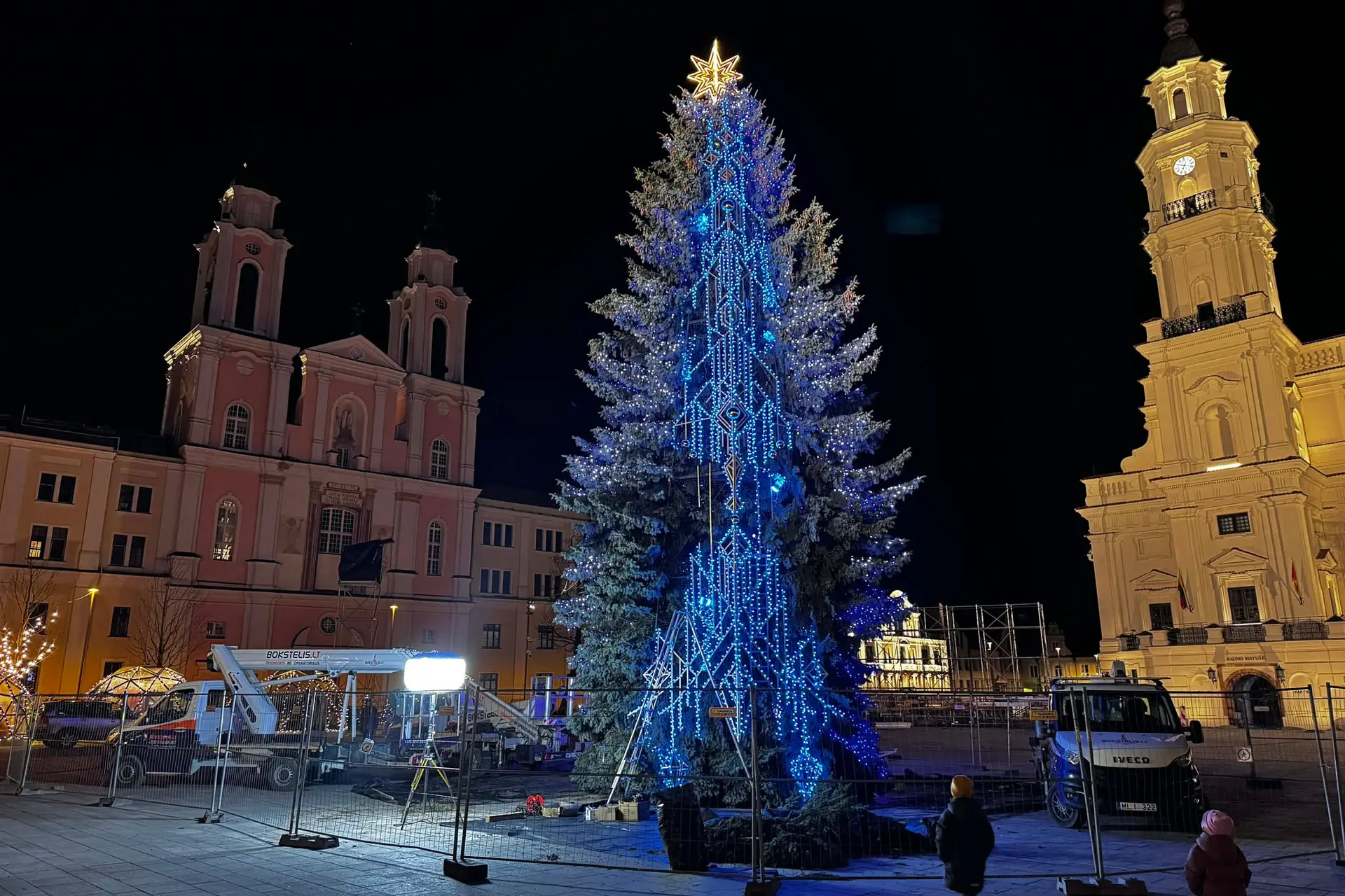 Rotušės aikštėje bandomas eglutės apšvietimas / skaitytojų nuotr.