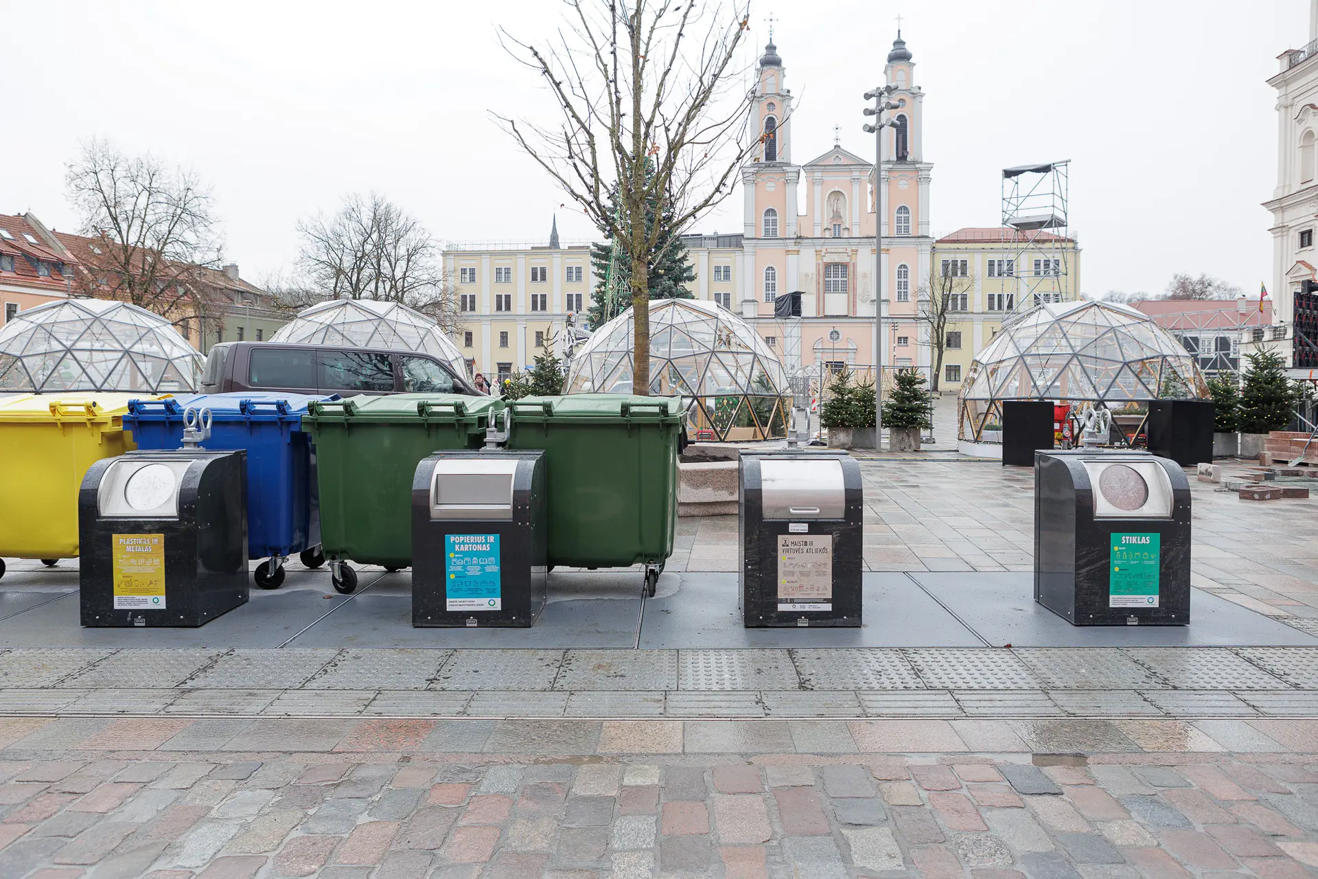 Konteineriai Rotušės aikštėje / R. Tenio nuotr.