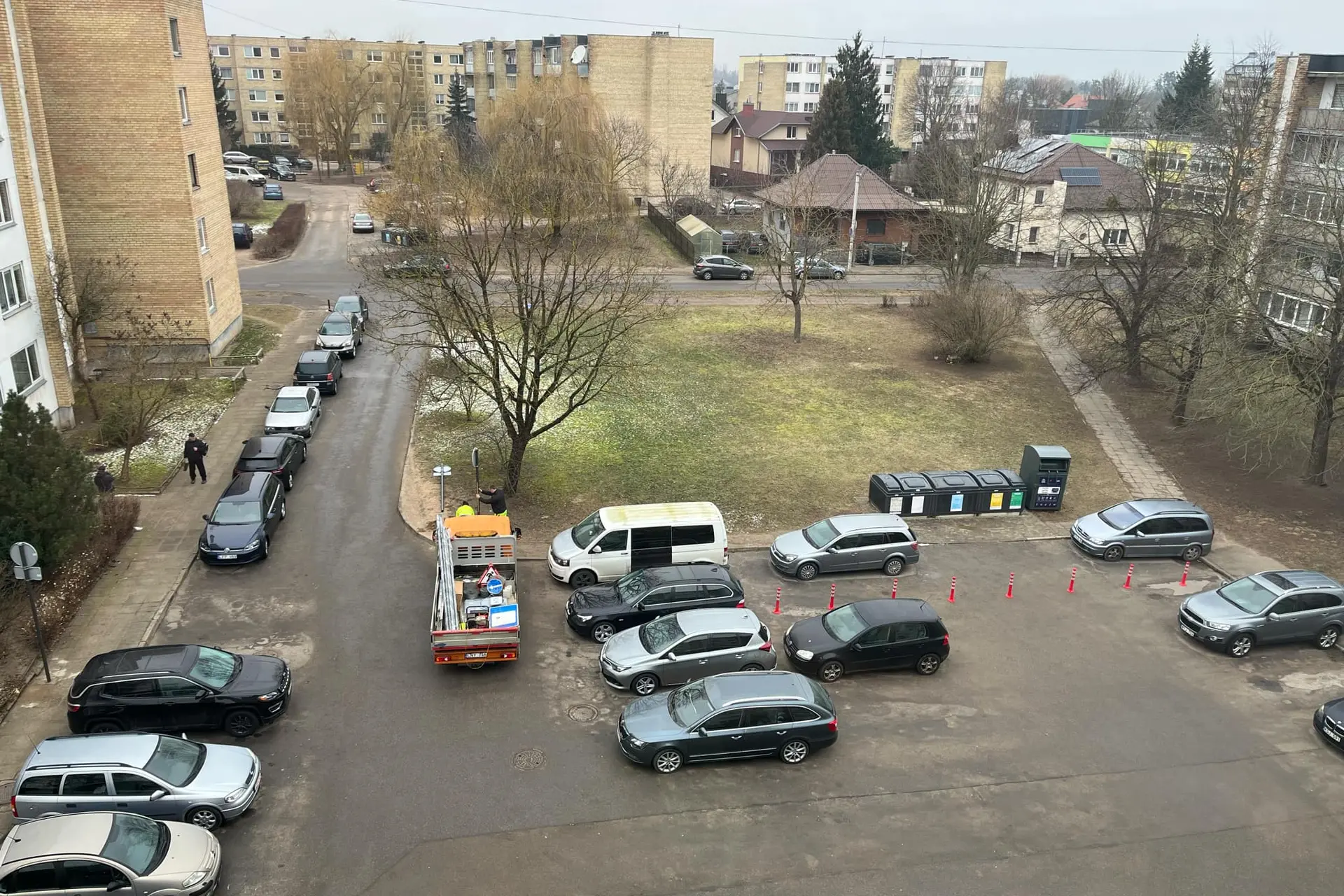 Daugiabučio kieme įrenginėjami kelio ženklai (skaitytojos nuotr.)