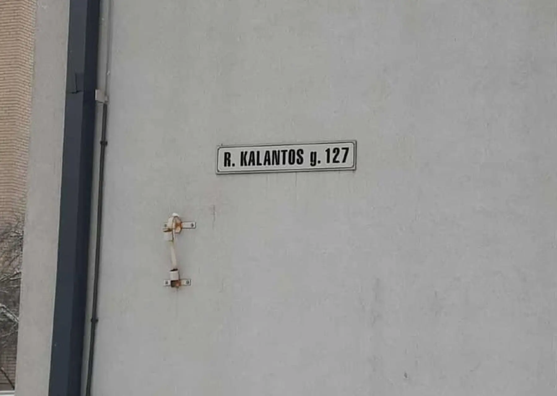 Tuščias vėliavos laikiklis Petrašiūnuose / Skaitytojų nuotr.