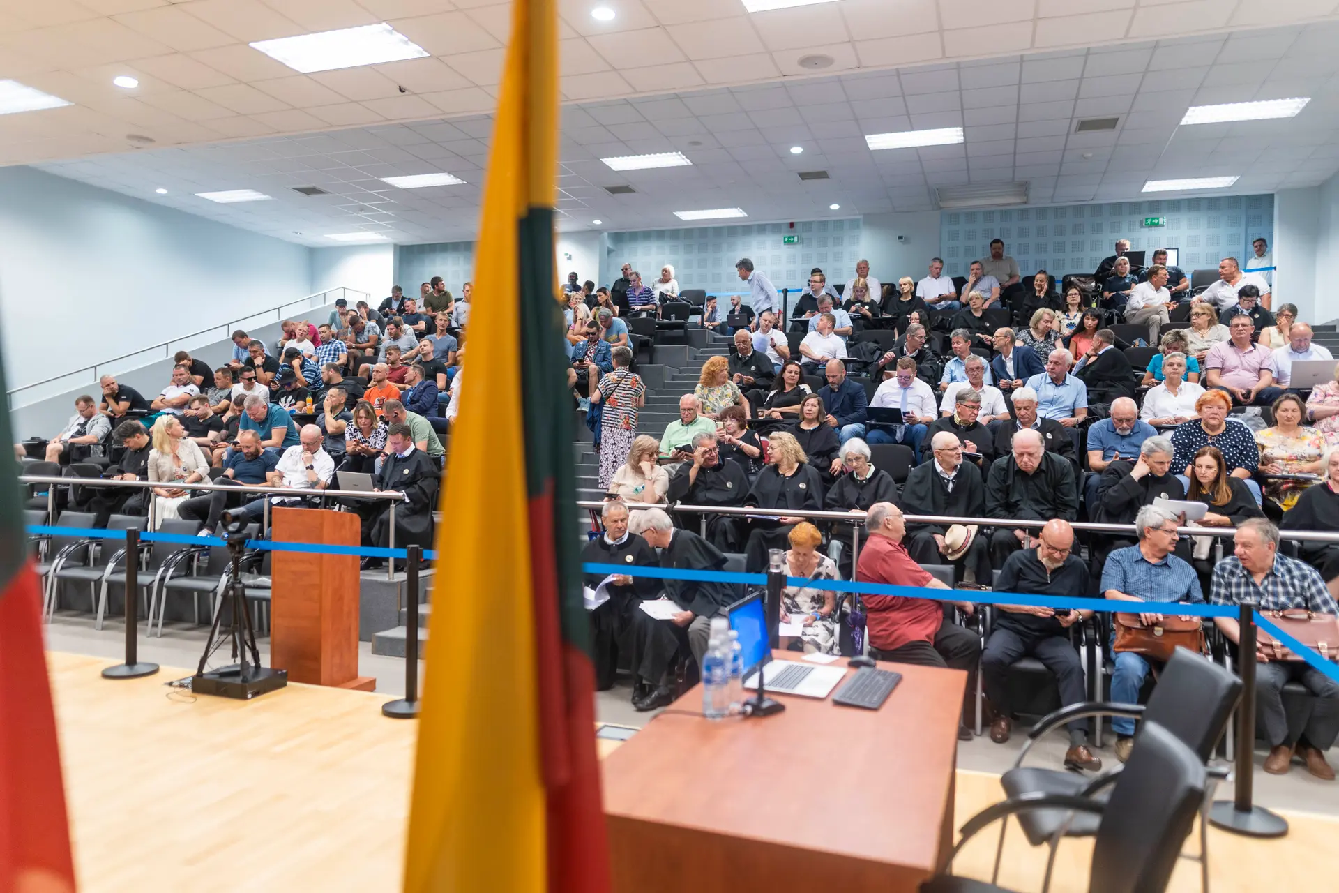 Vilniaus miesto apylinkes teisme tesiasi prie Seimo vykusiu riausiu bylos nagrinejimas
