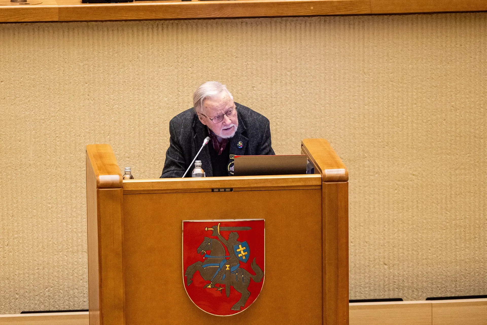 Iš Seimo darbotvarkės išbrauktas siūlymas naikinti V. Landsbergiui suteiktą valstybės vadovo statusą