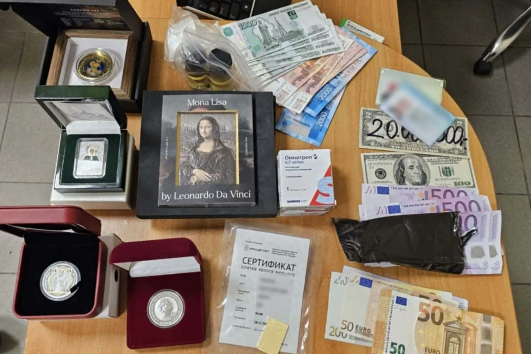 Prieš šventes lietuvis iš Rusijos batuose gabeno ikrus, kuprinėje slėpė aukso luitą / Muitinės nuotr.